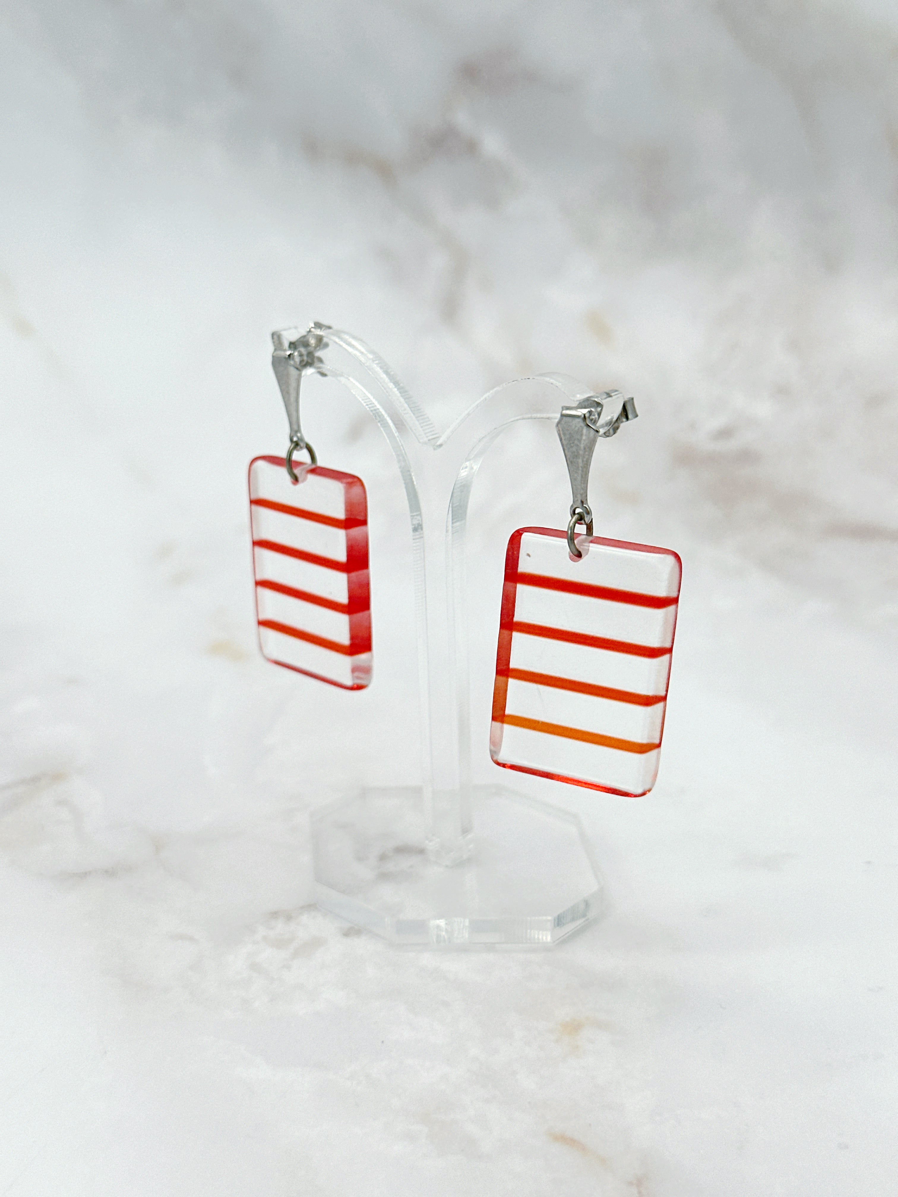 Ohrstecker mit rot gestreiftem Plexiglas und 925 Silber