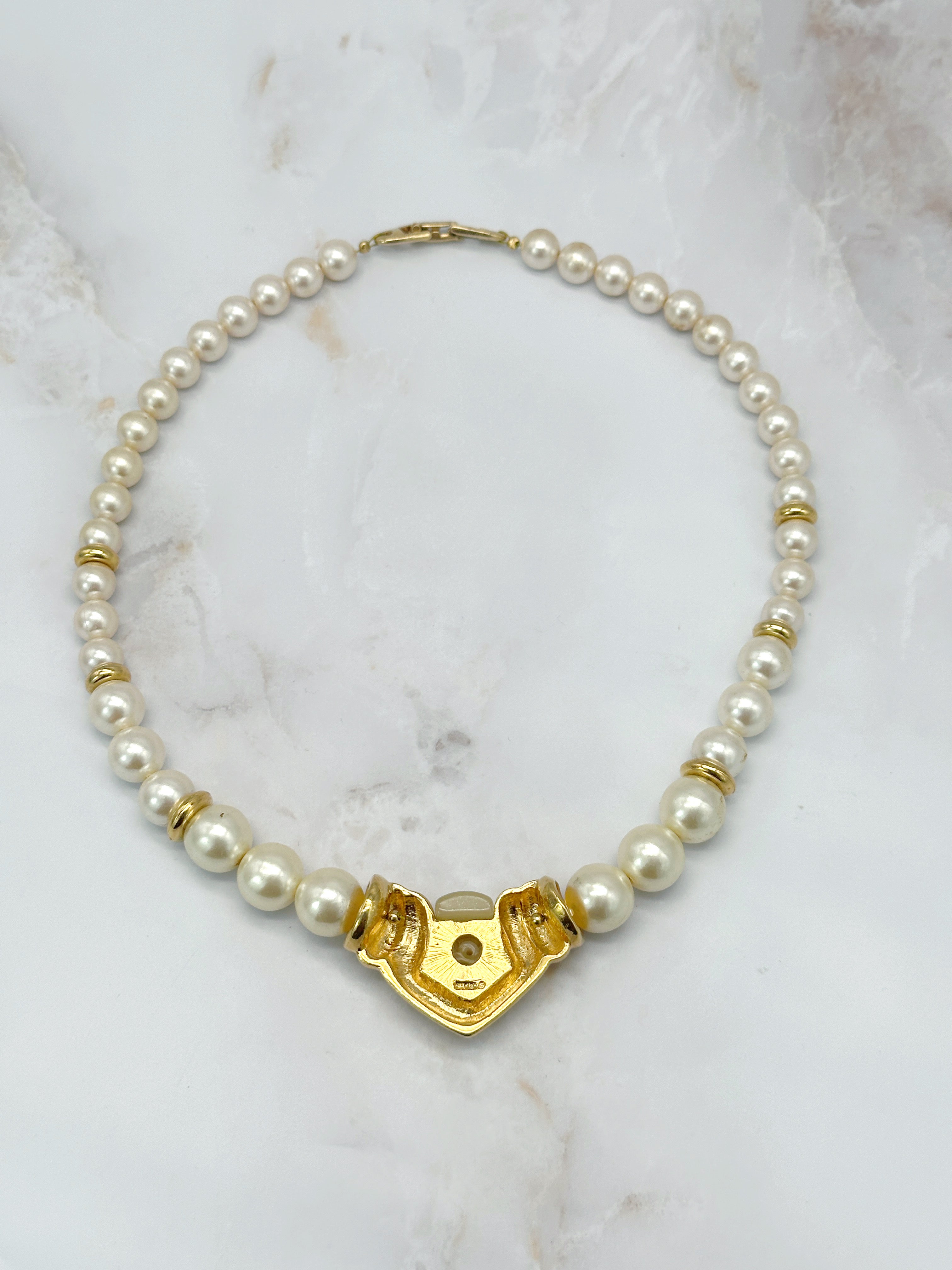 Signierte Vintage Halskette von Napier mit Kunstperlen & dreieckigem Mittelstück