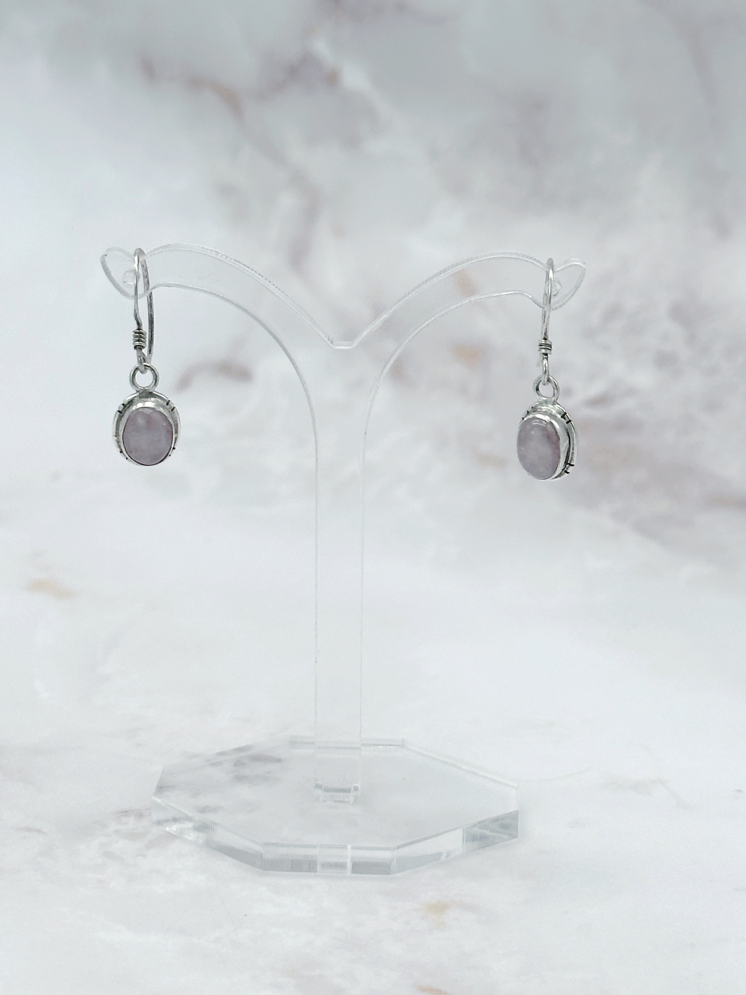 Feine Ohrgehänge aus 925 Silber mit Rosenquarz-Cabochon