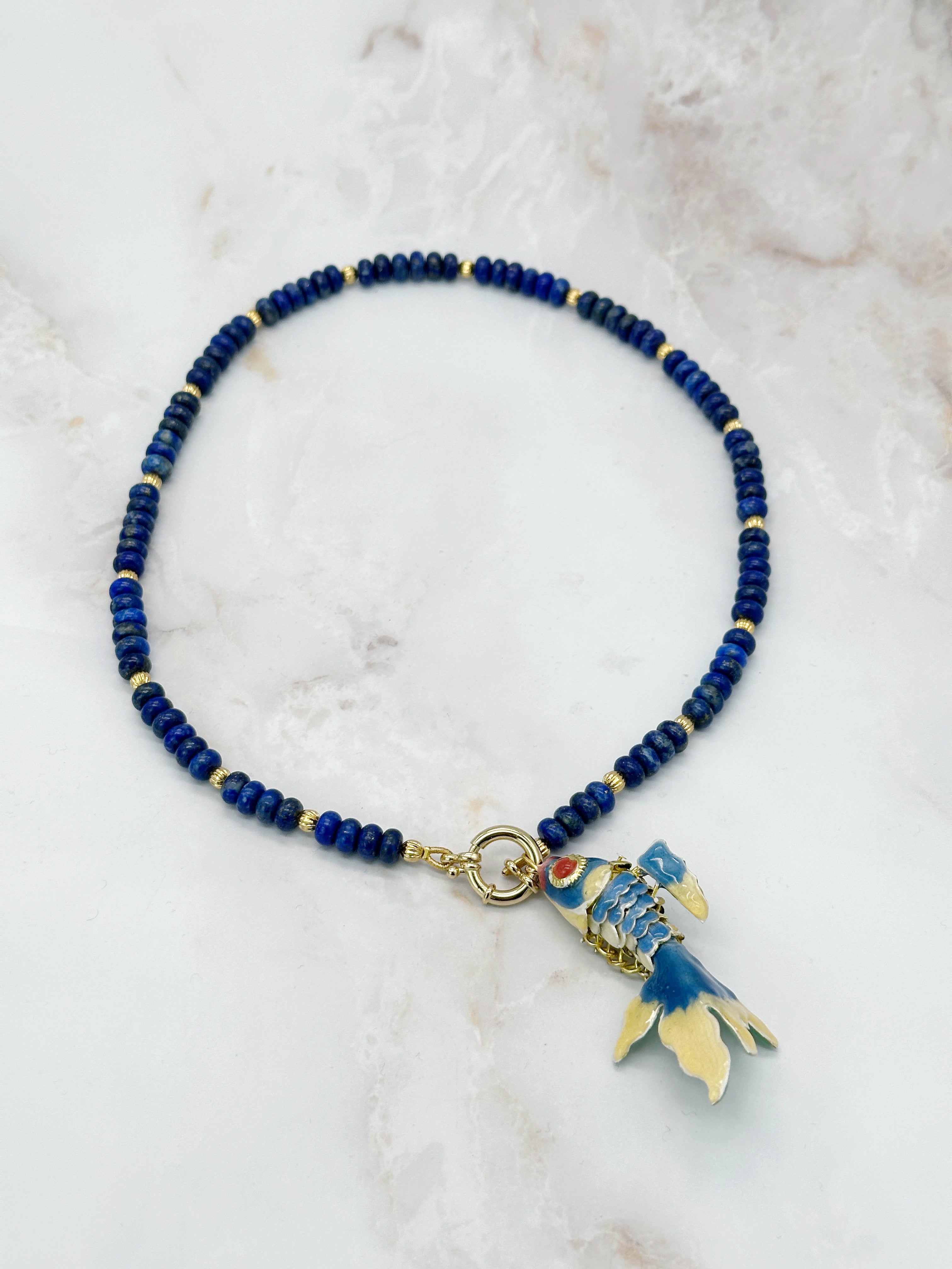 Lapislazuli Halskette mit vergoldeten Elementen und Fisch-Anhänger