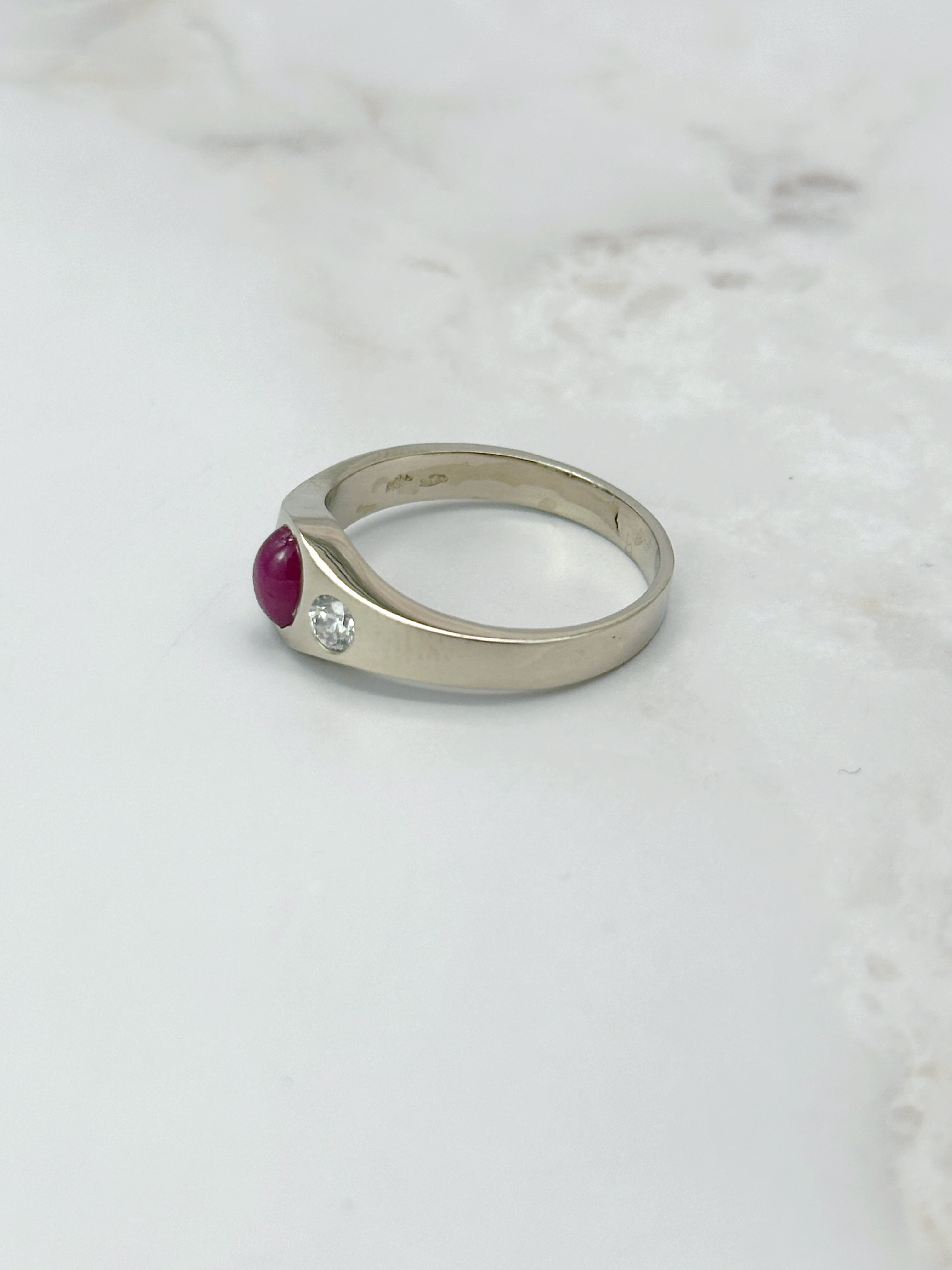 Vintage Ring in 585 Gelbgold mit Rubin-Cabochon und Zirkonia