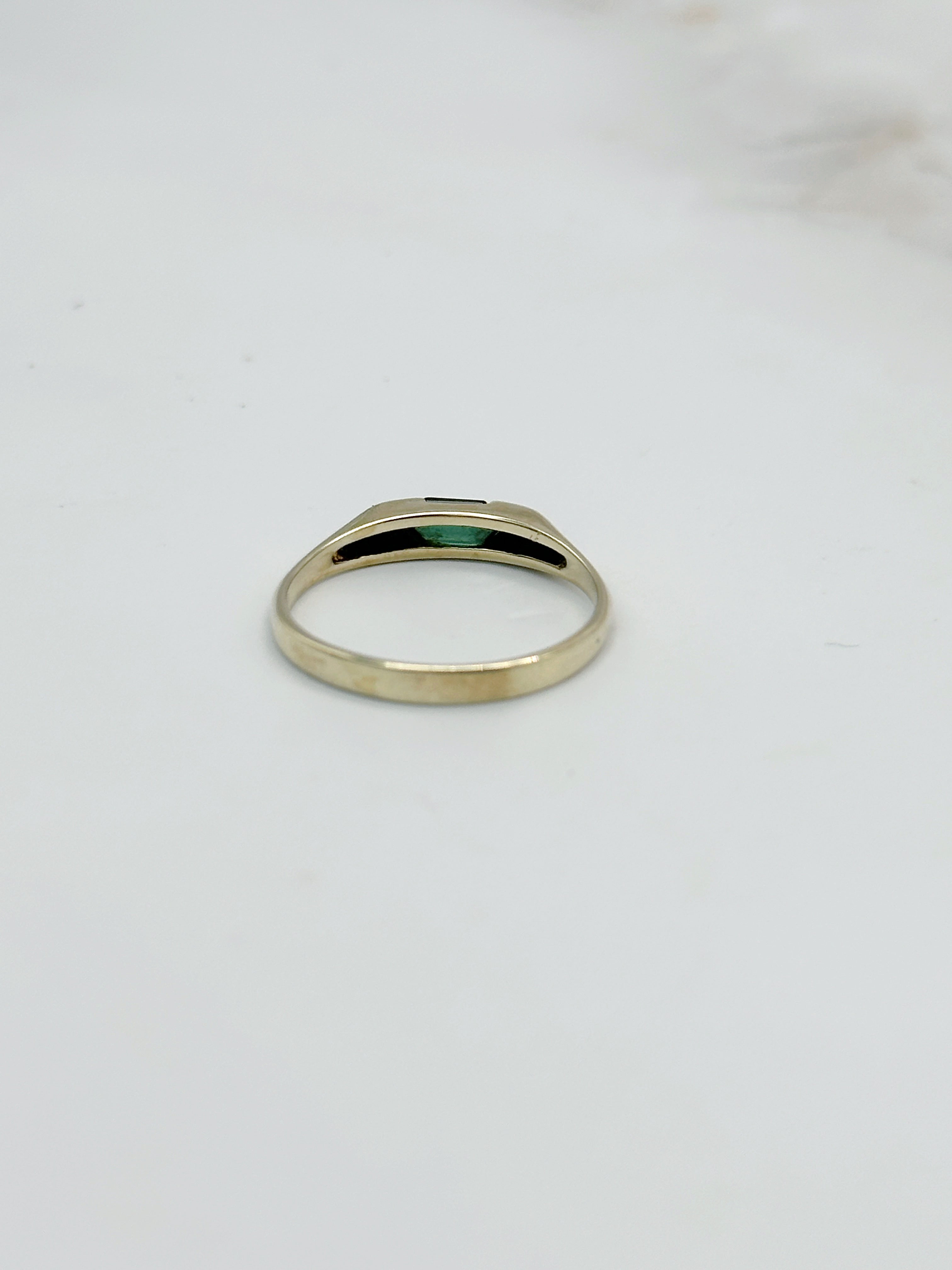 Vintage Goldring mit grünem Turmalin im Querformat