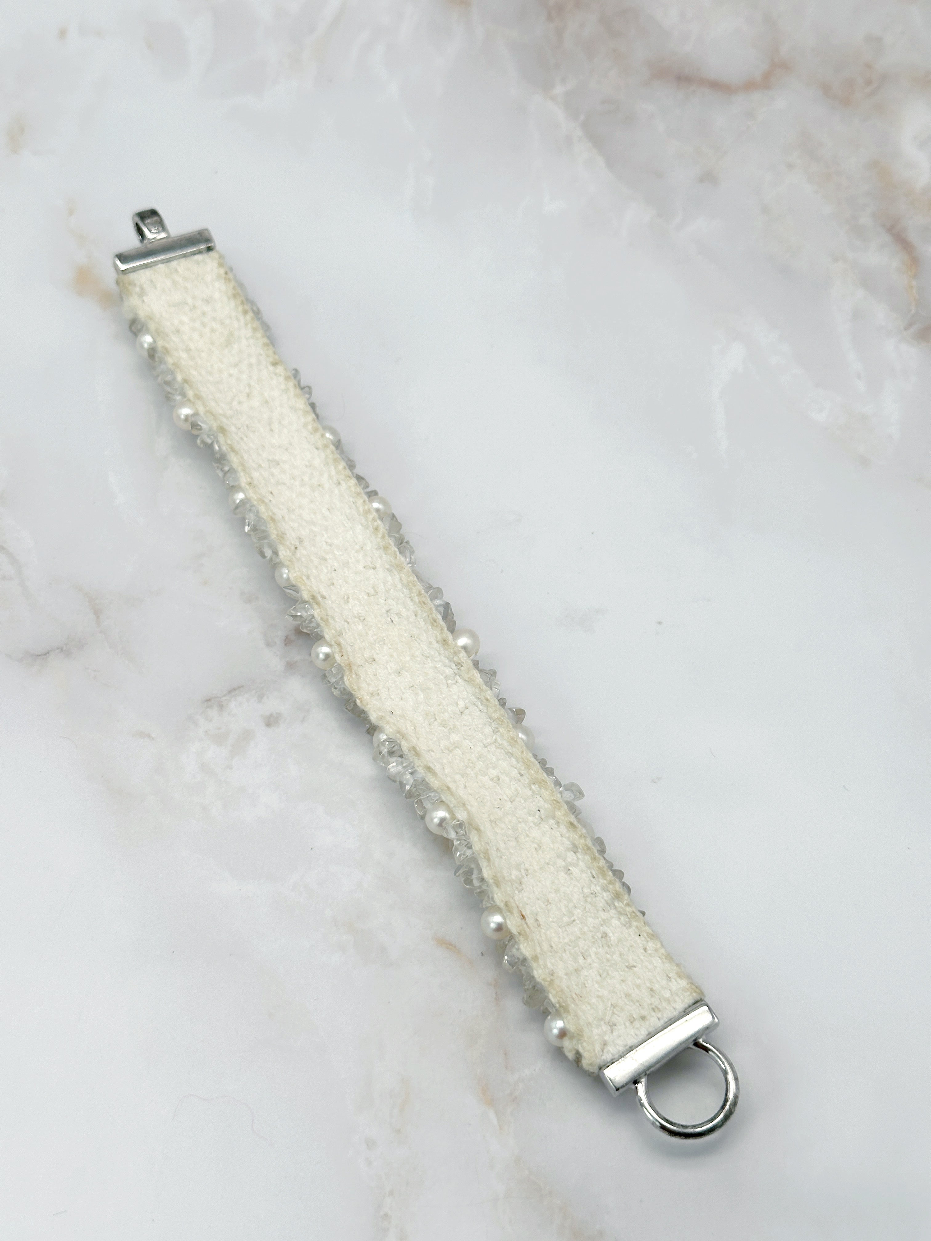 Weißes Vintage Stoff-Armband mit Glaselementen & Perlen