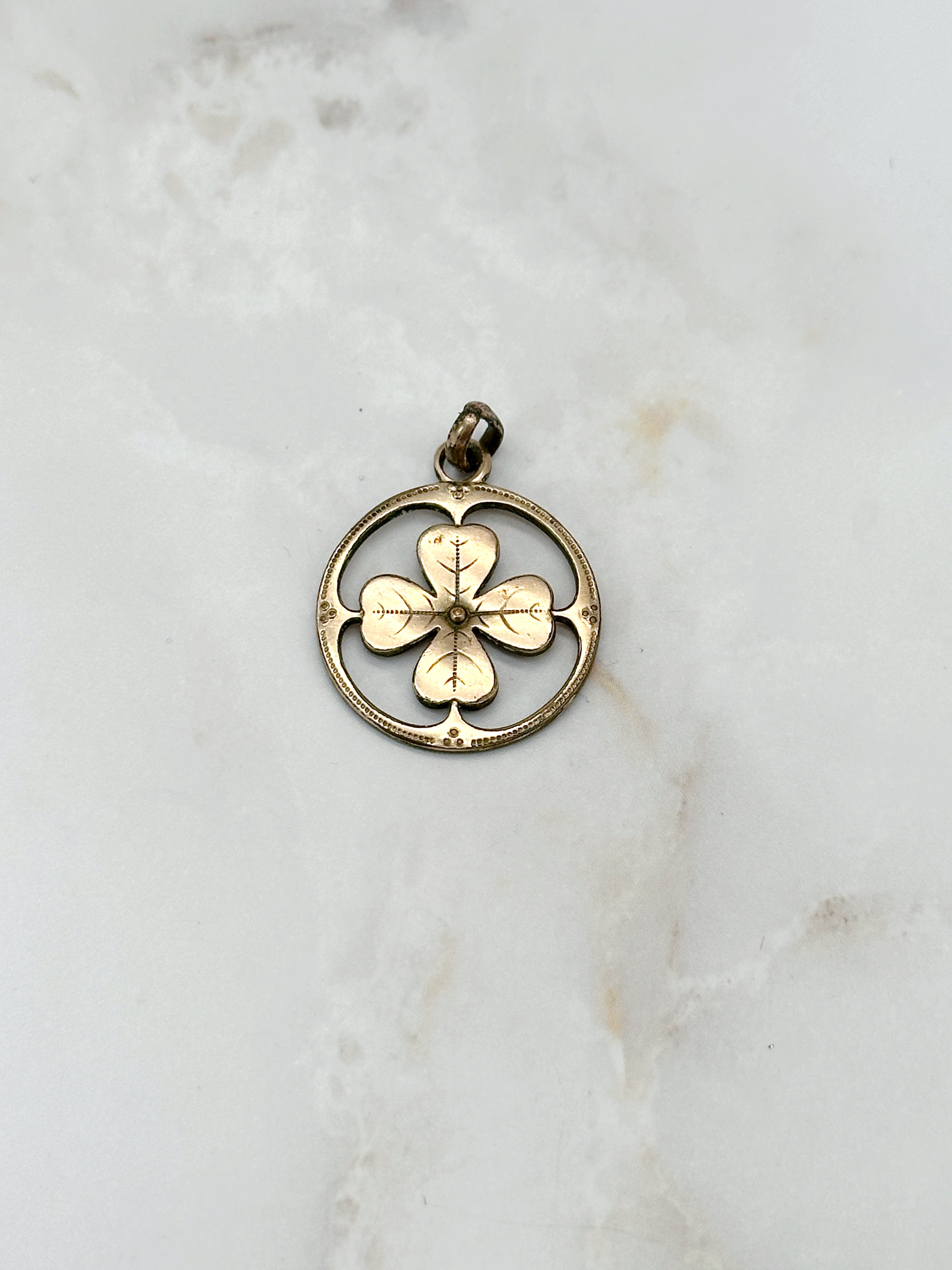 Runder Jugendstil Kleeblatt Anhänger vergoldet