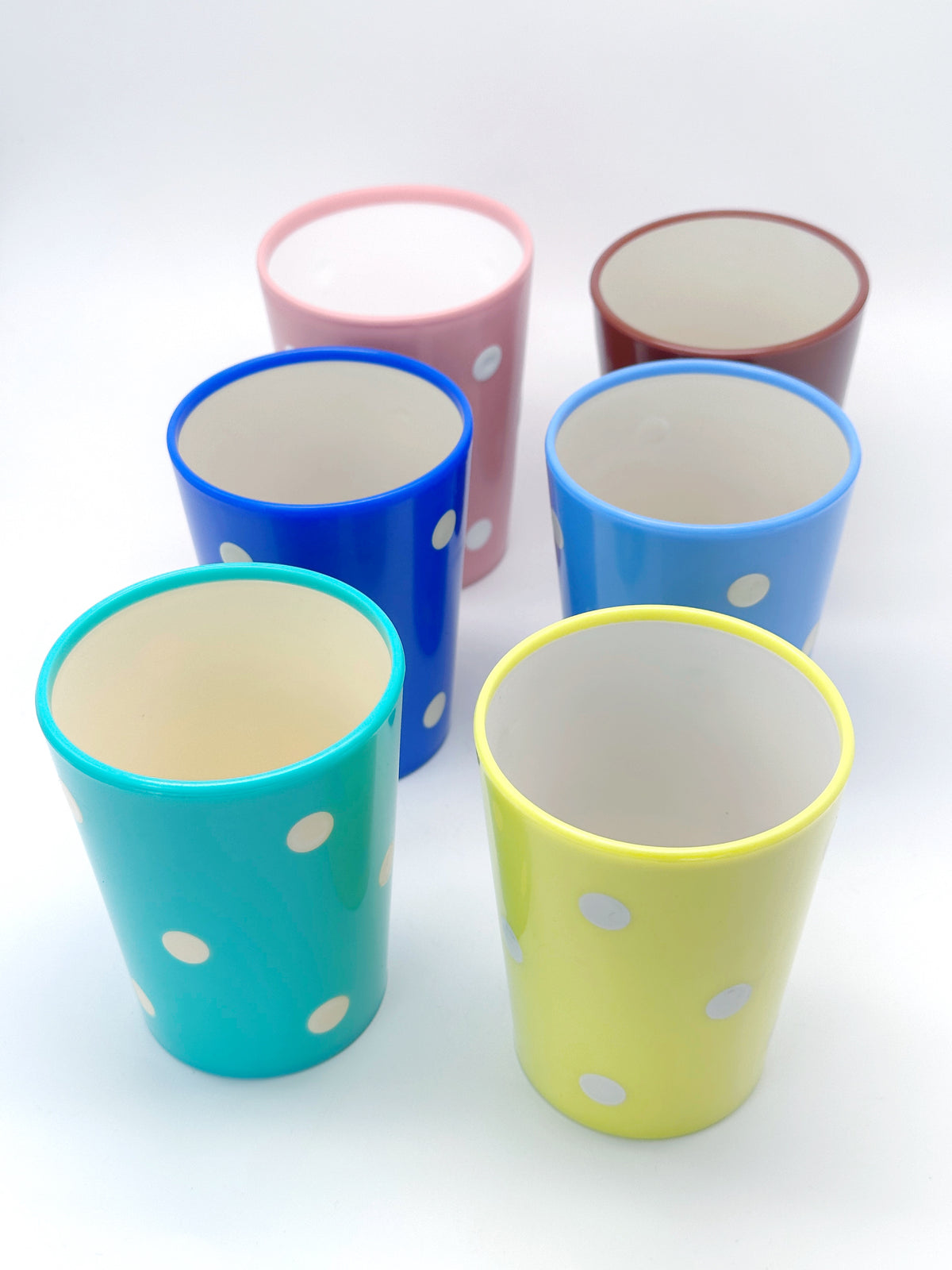 Vintage Kunststoffbecher aus der DDR mit weißen Punkten – 6 Stück