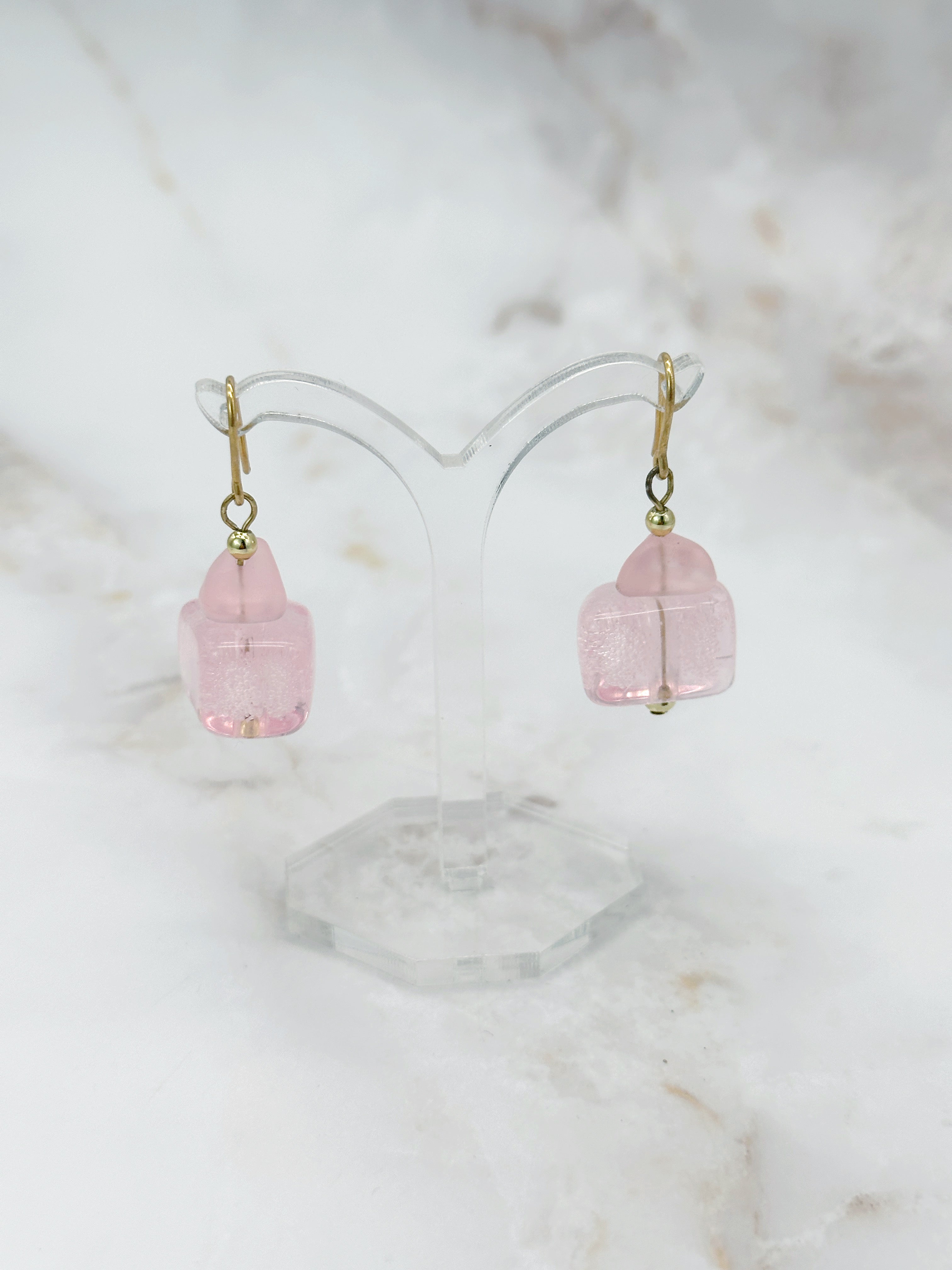 Ohrgehänge mit lila oder rosa Glaselementen