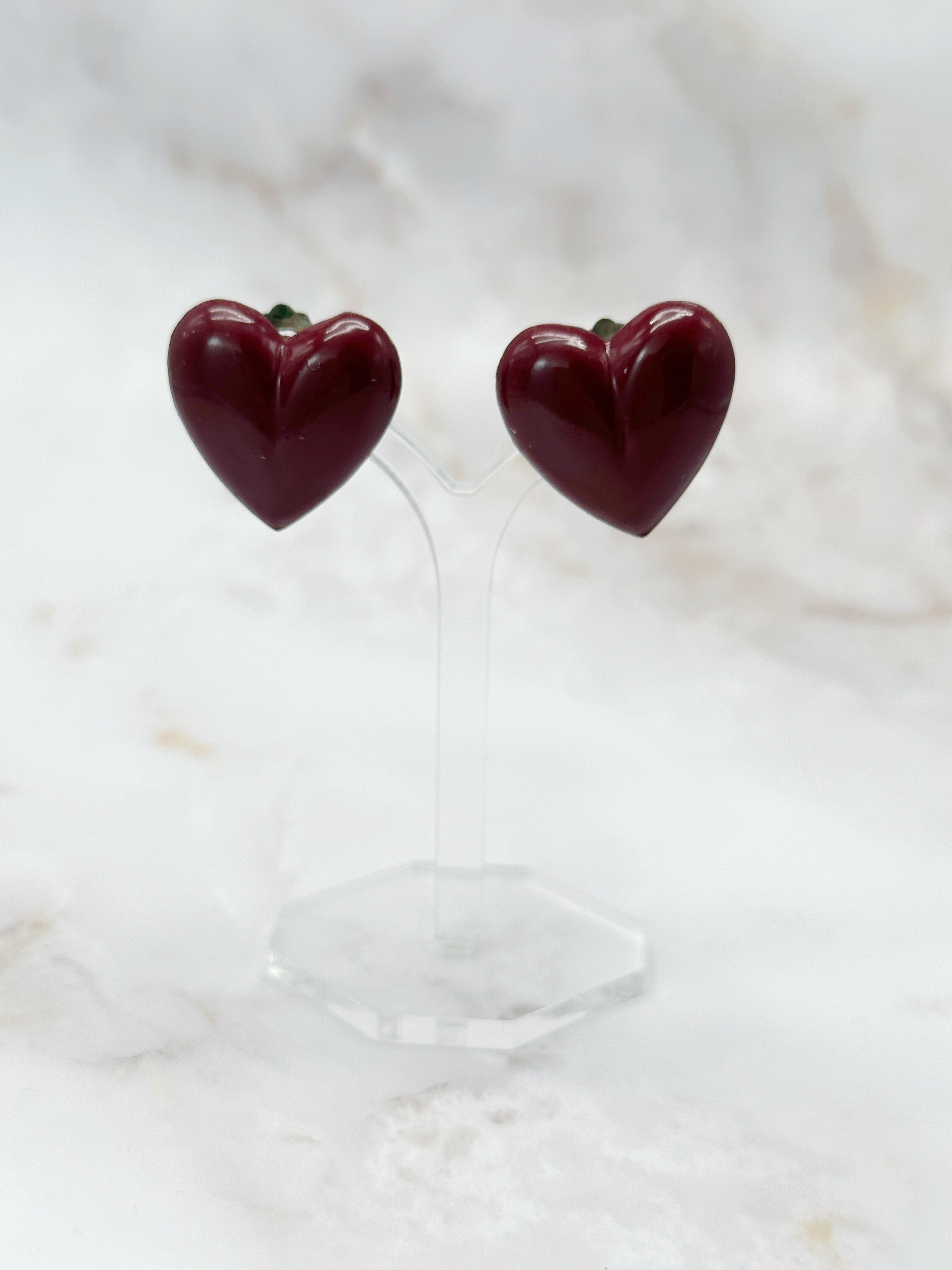 Vintage Ohrclips in Herzform in Burgunderrot