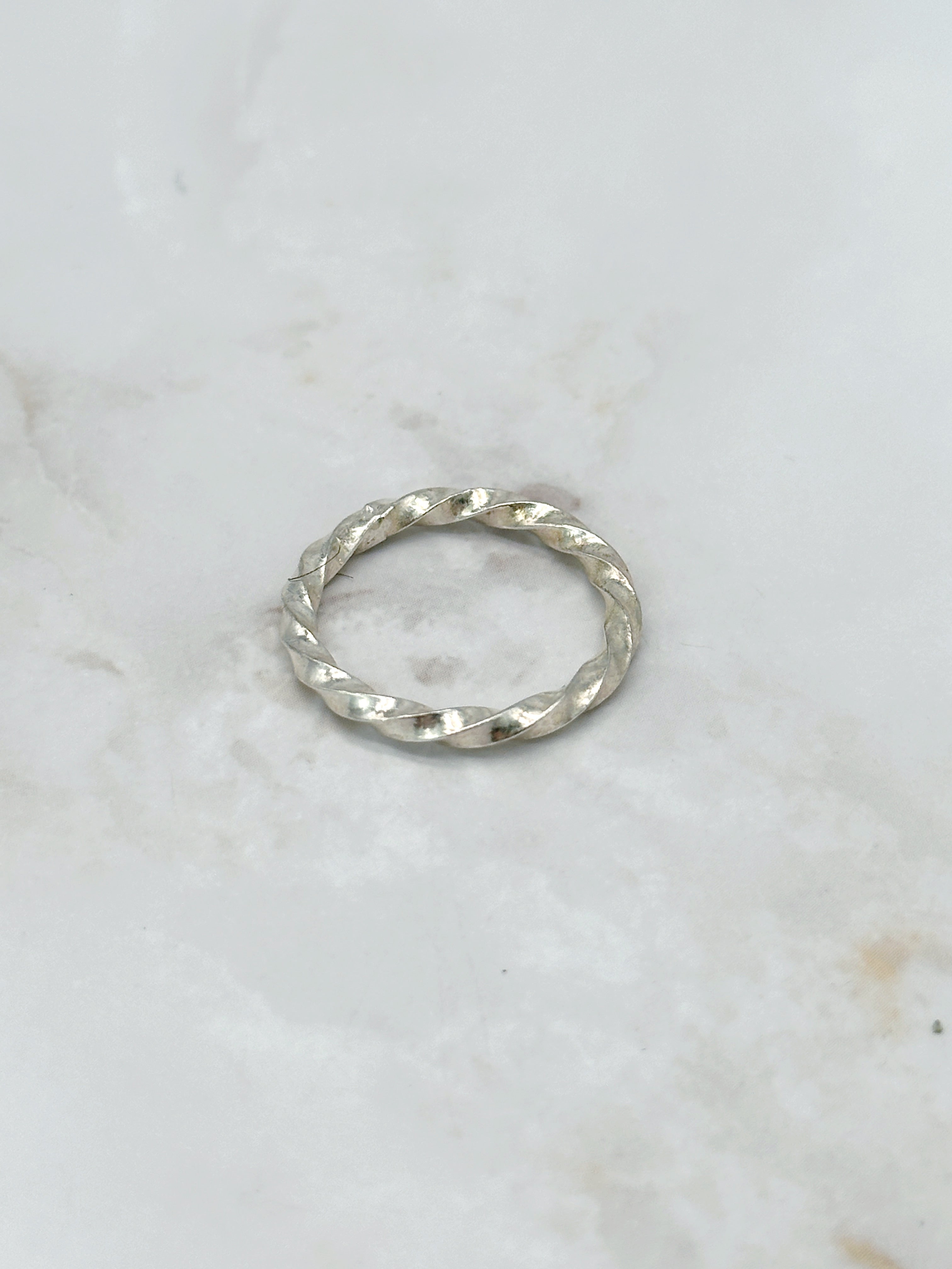 Vintage Ringe aus rhodiniertem Metall mit gedrehter Form
