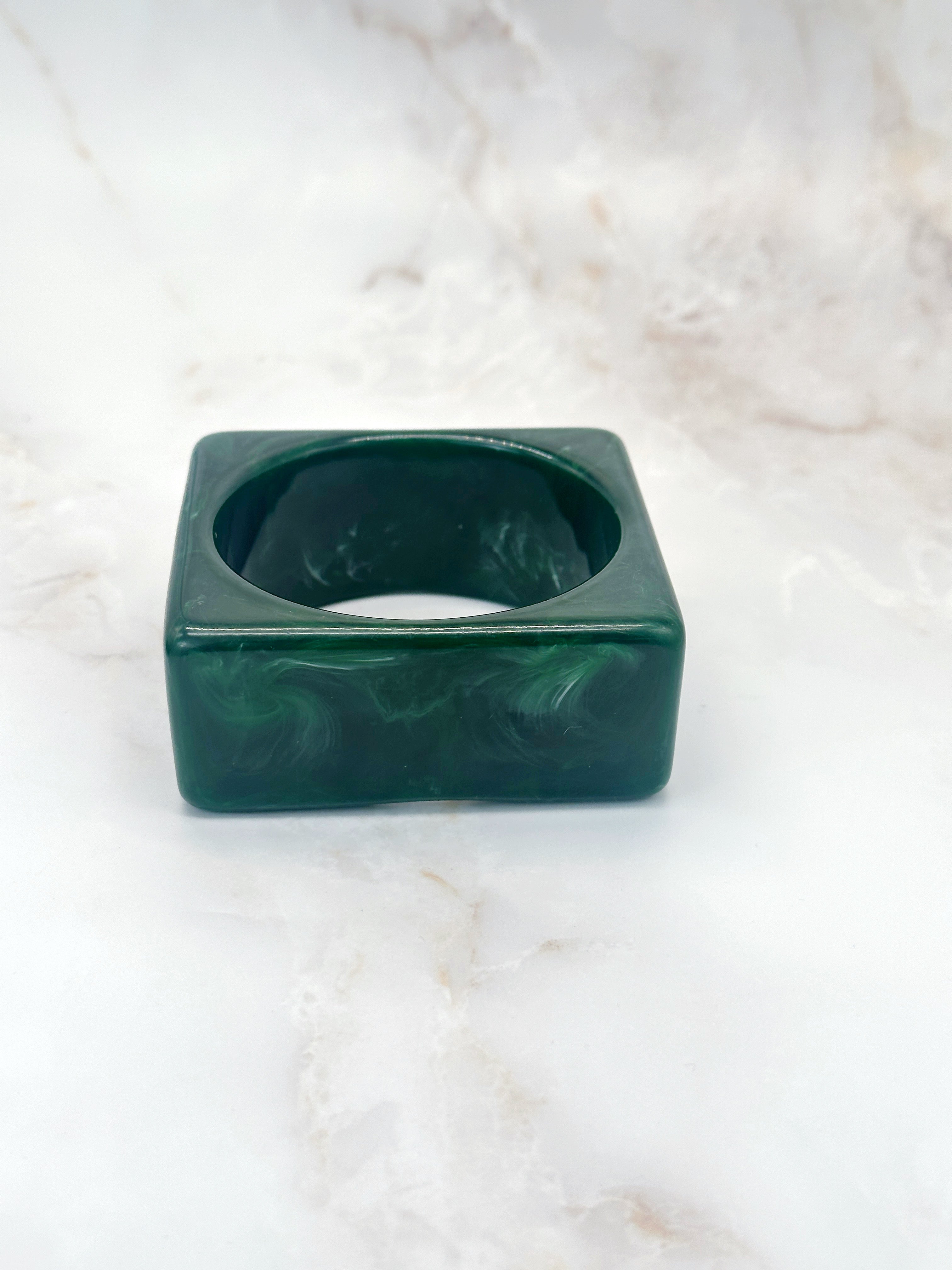 Eckiger Vintage Armreif aus Resin in Grün oder Weinrot