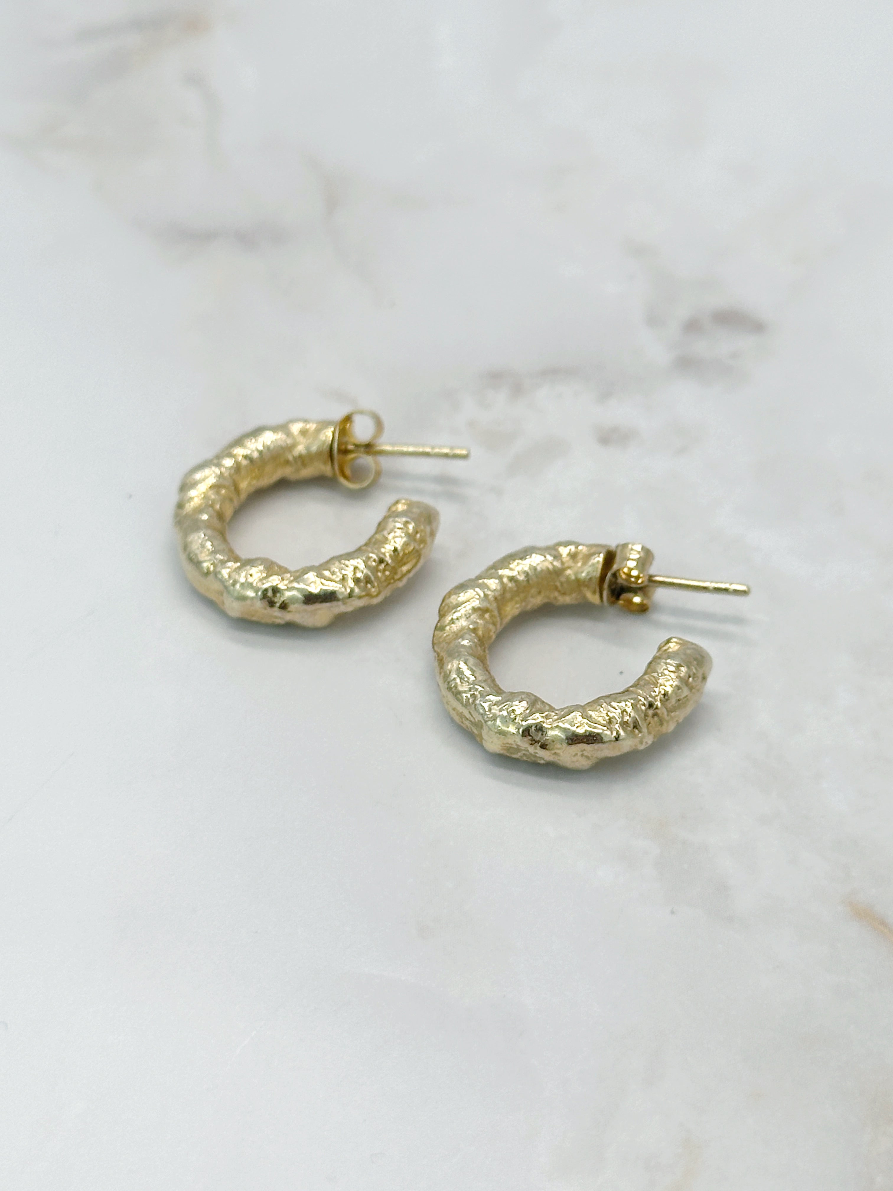 Massive vergoldete Vintage Creolen im Chunky Design