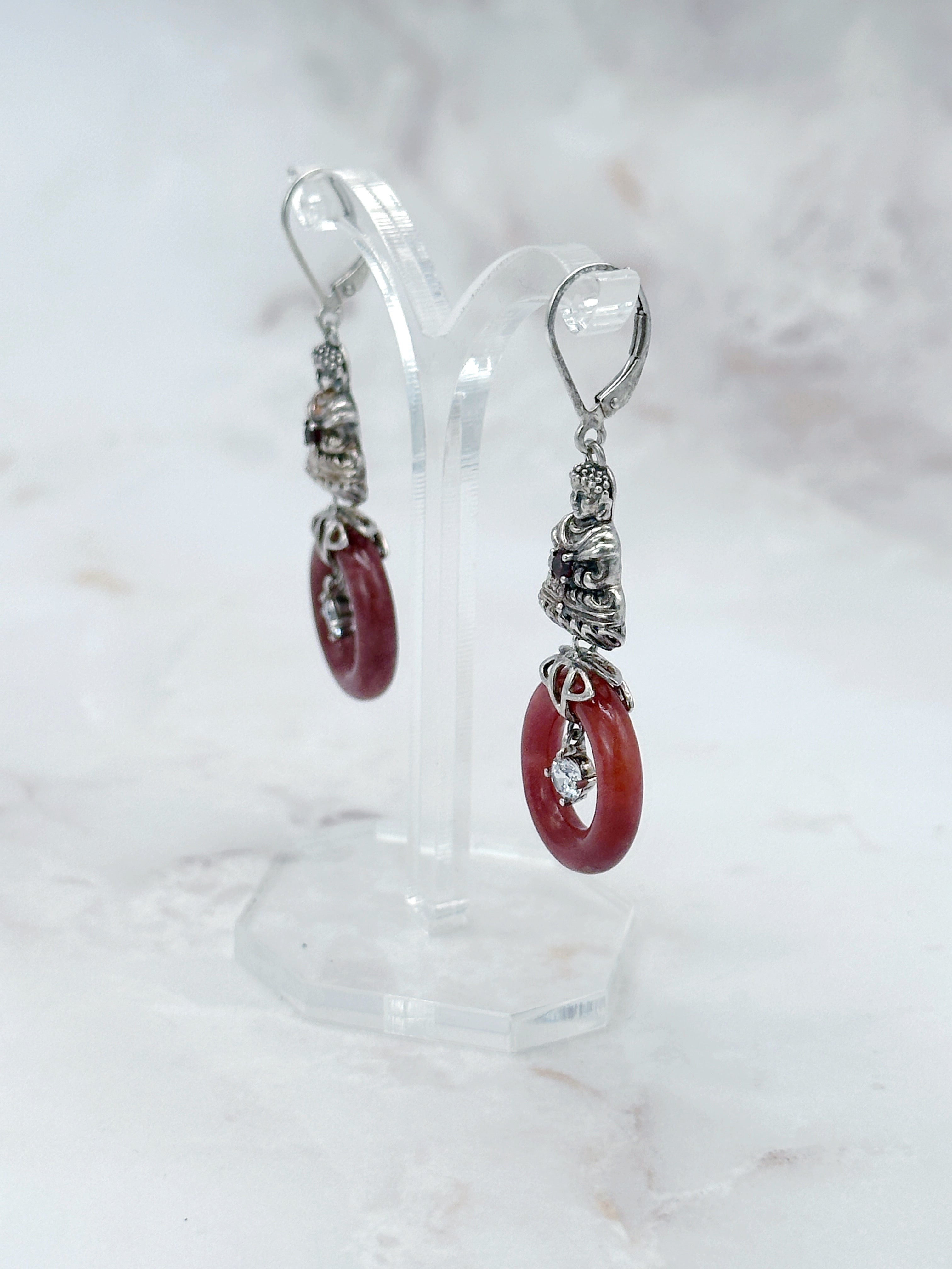 Ohrgehänge aus 925 Silber mit Buddha-Motiv und roter Jade