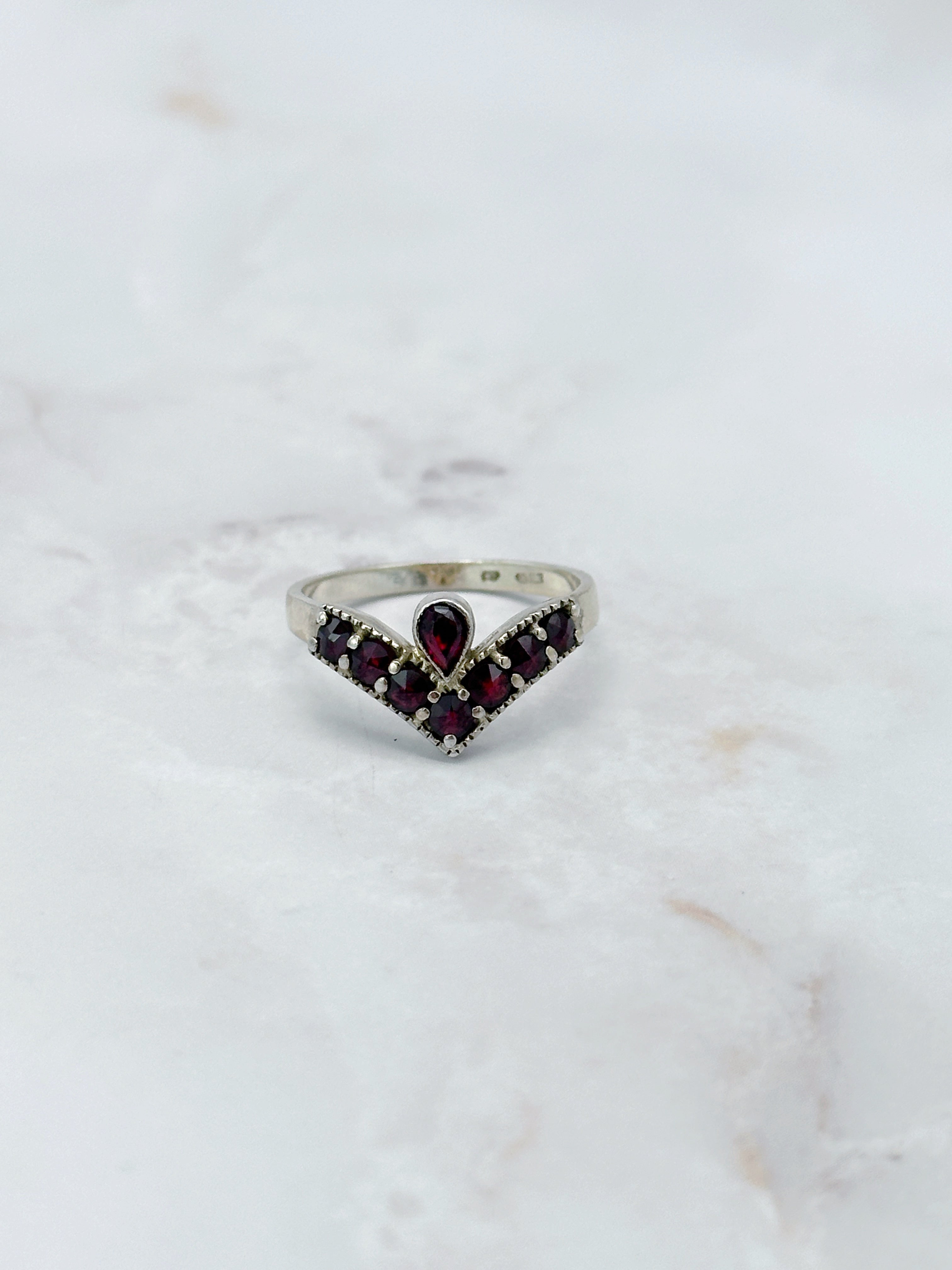 Ausgefallener Ring aus 900 Silber mit Granat