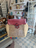Stilvolle Vintage Korbtasche mit weinrotem Leder um 1970