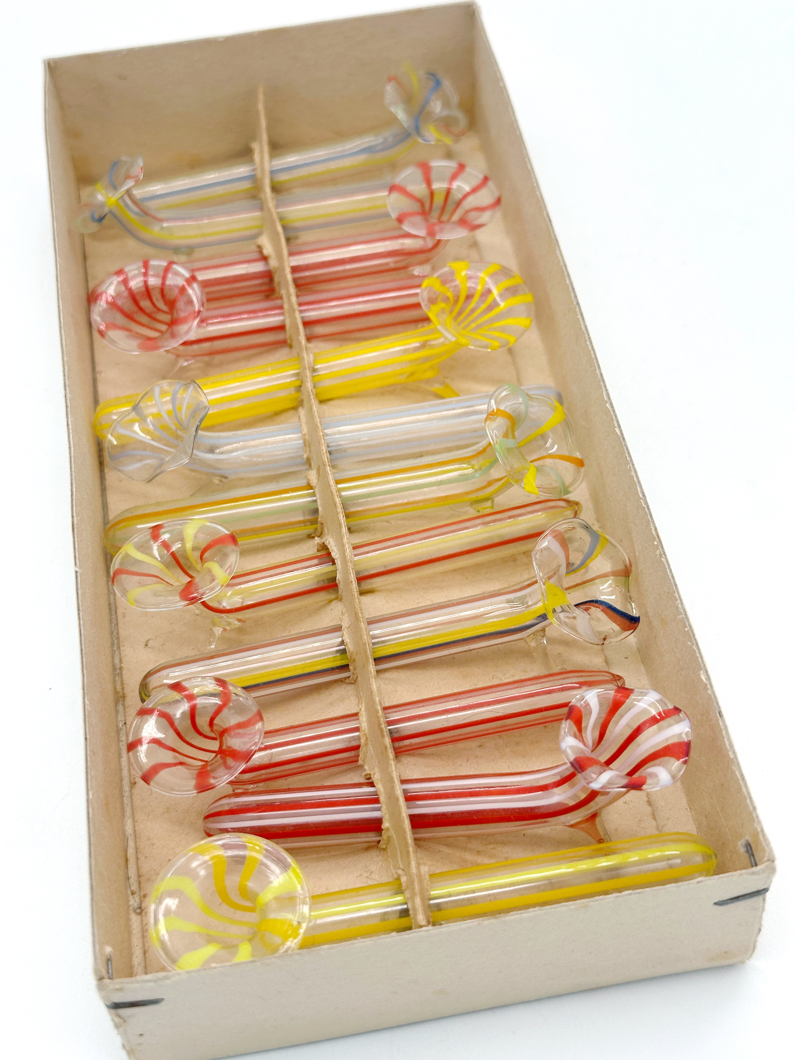12 antike Bimini Glas-Tischvasen und Messerbänkchen im Set