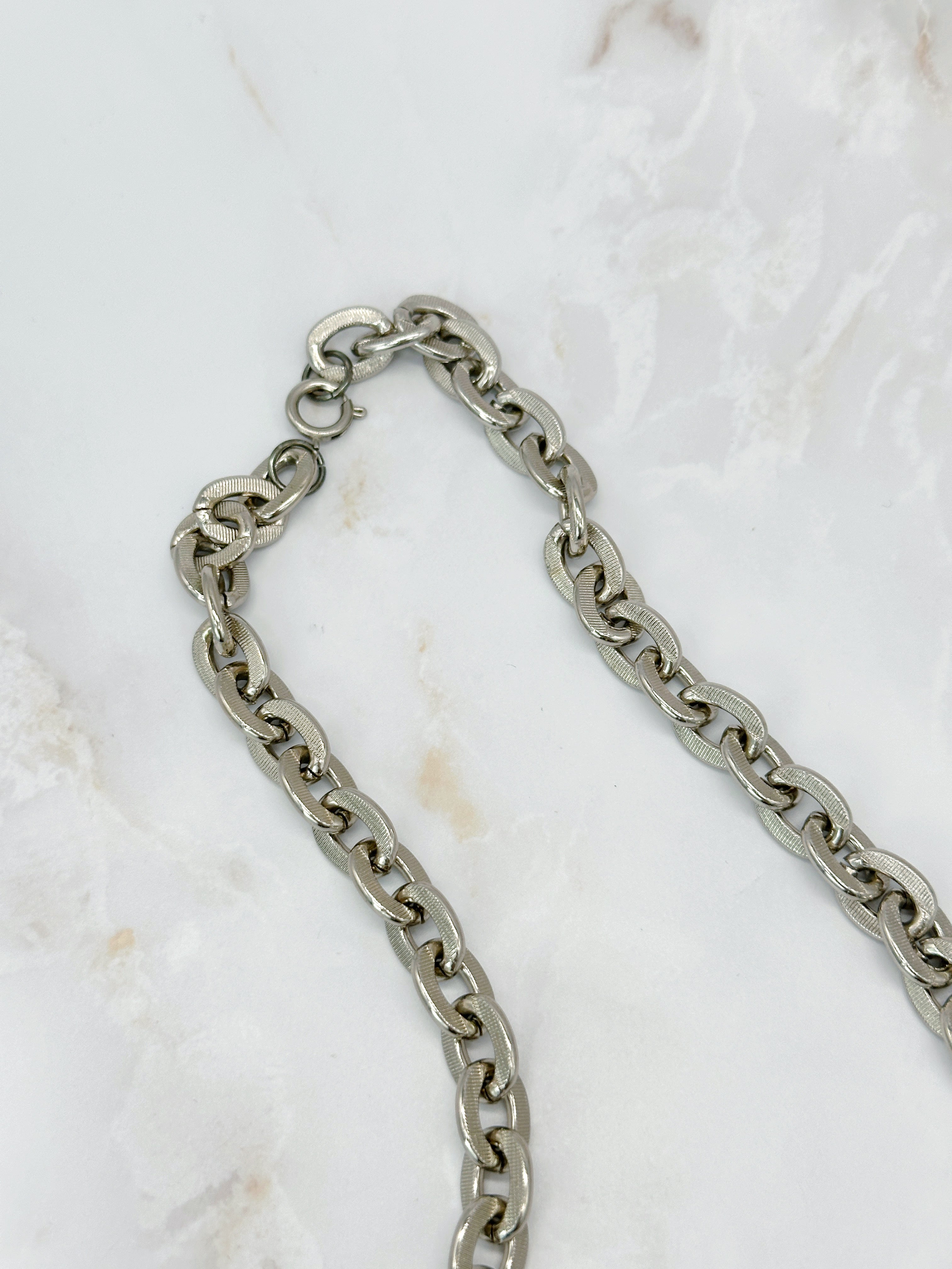 Lange Gliederkette in Silberfarben mit gerillten Gliedern