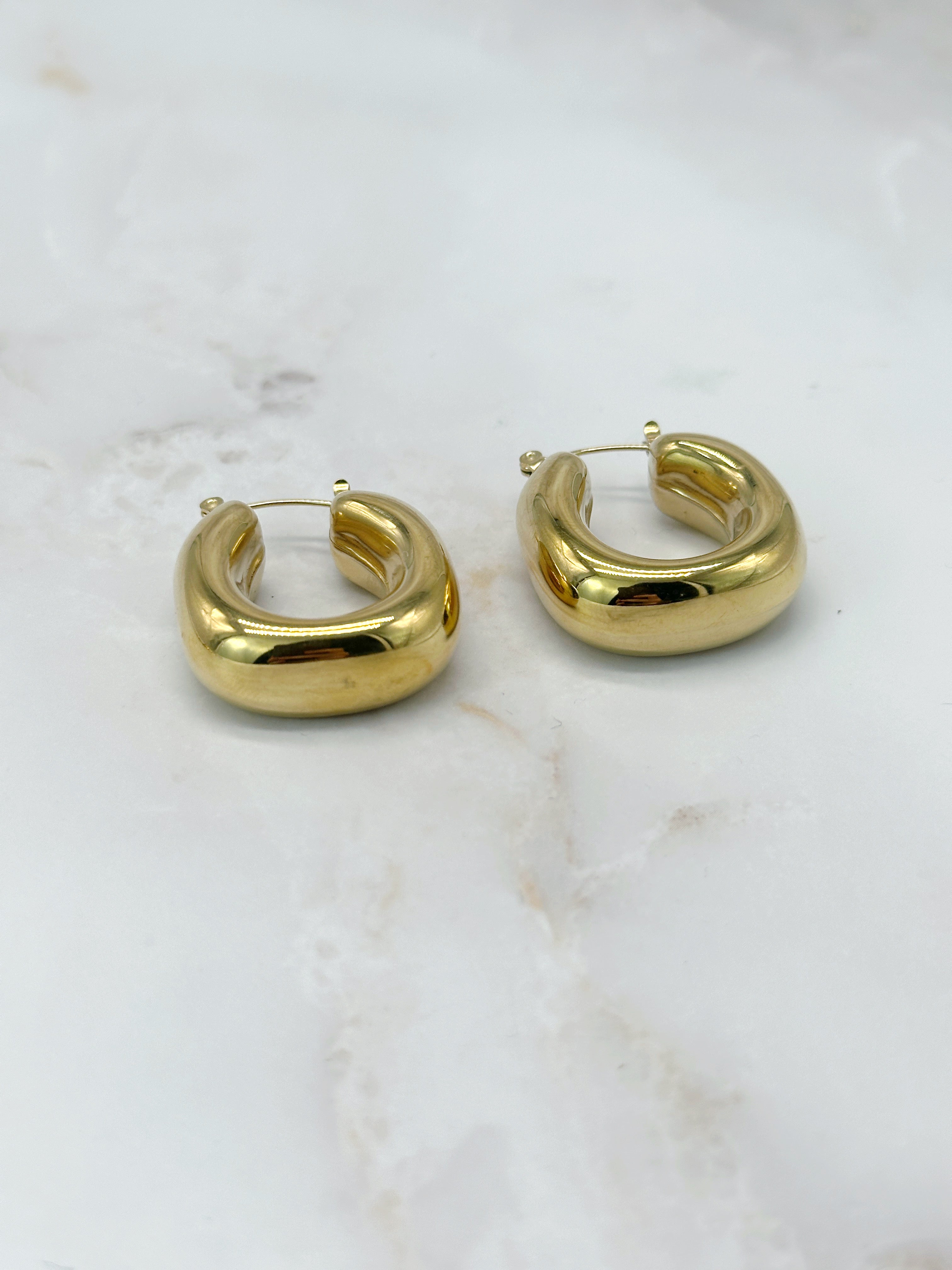 Goldene Statement-Creolen in breitem Design