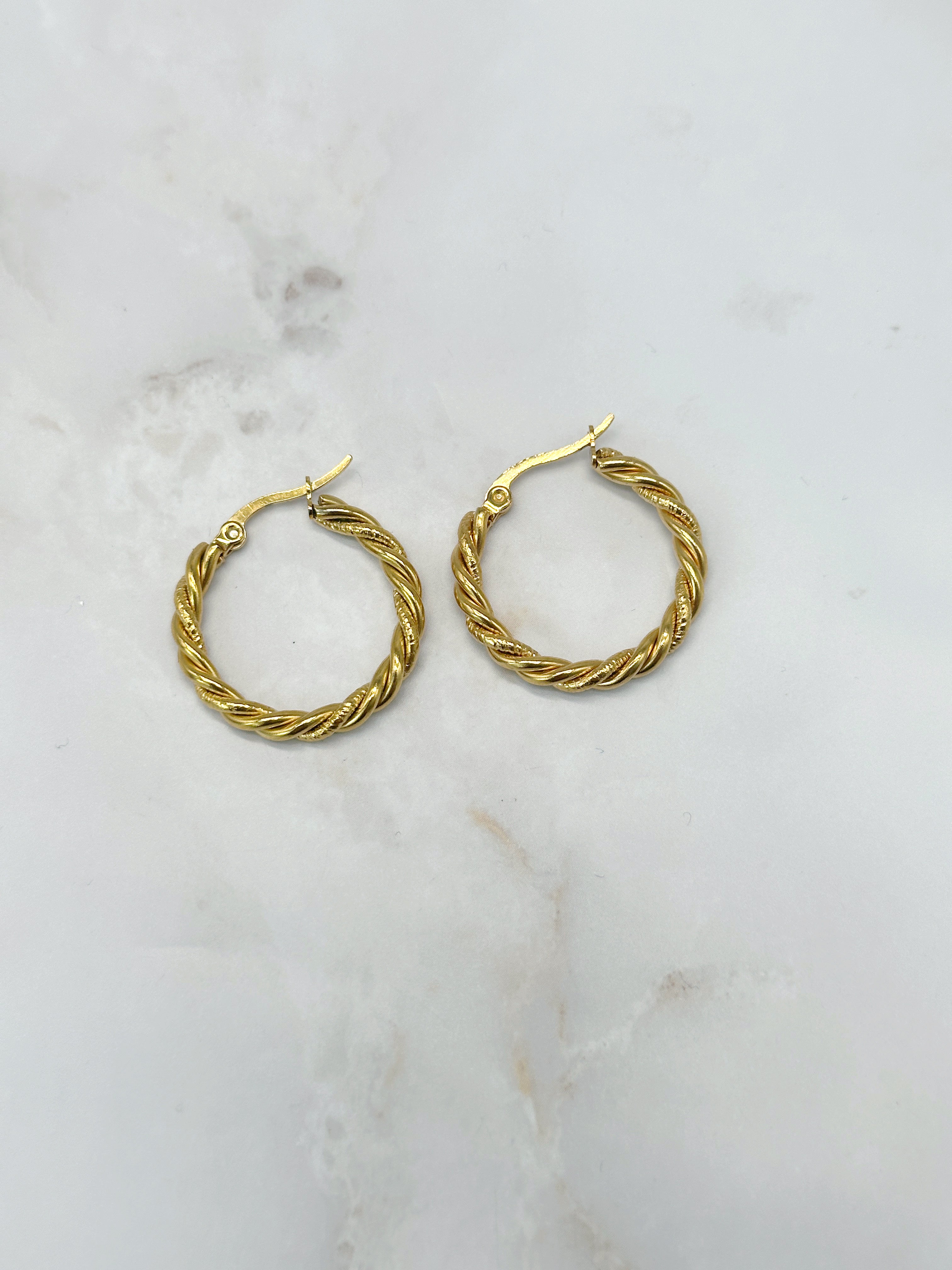 Vergoldete Vintage Creolen in gedrehter Optik