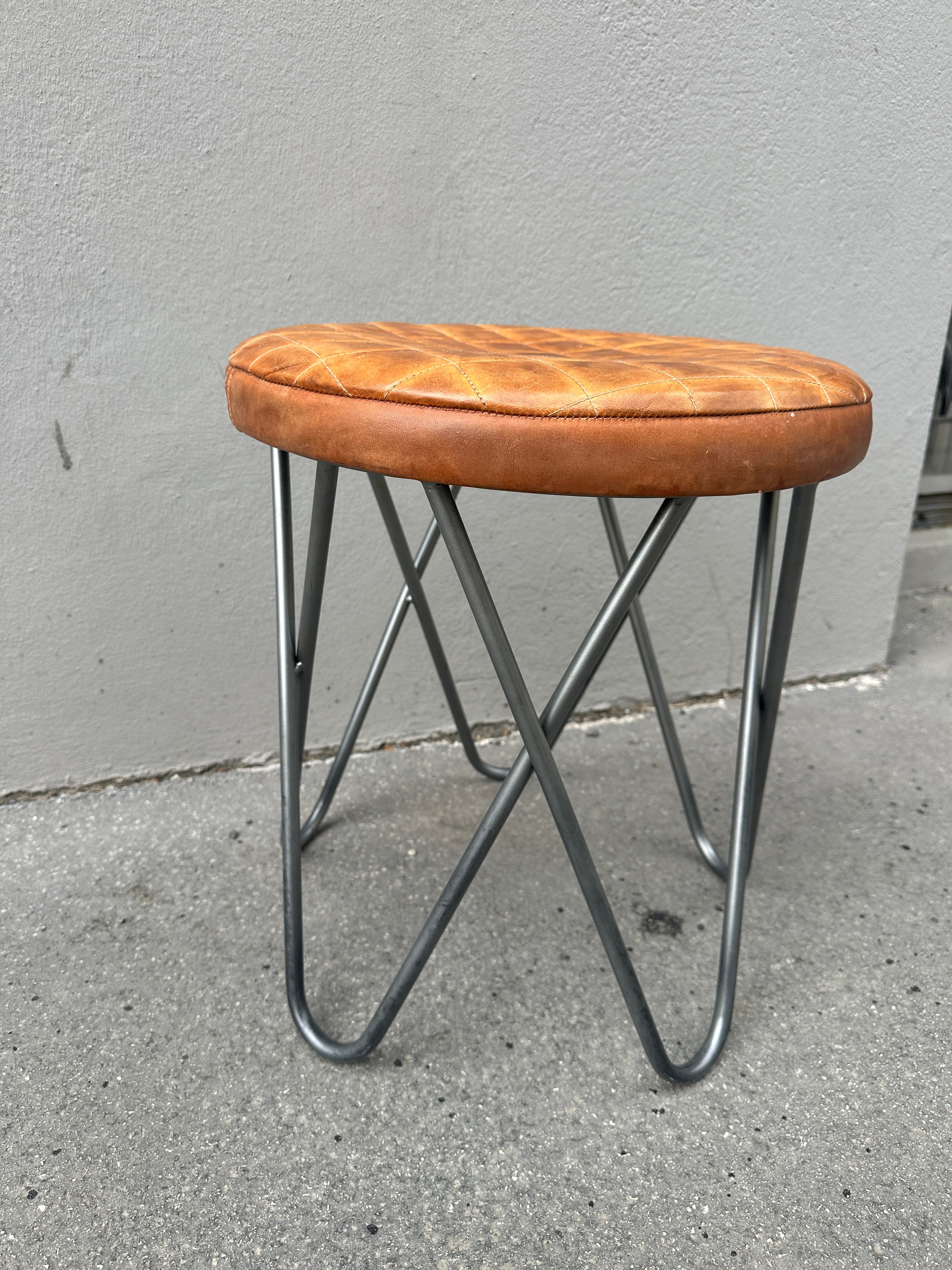 Modern Loft Hocker mit gestepptem Leder und Metallgestell