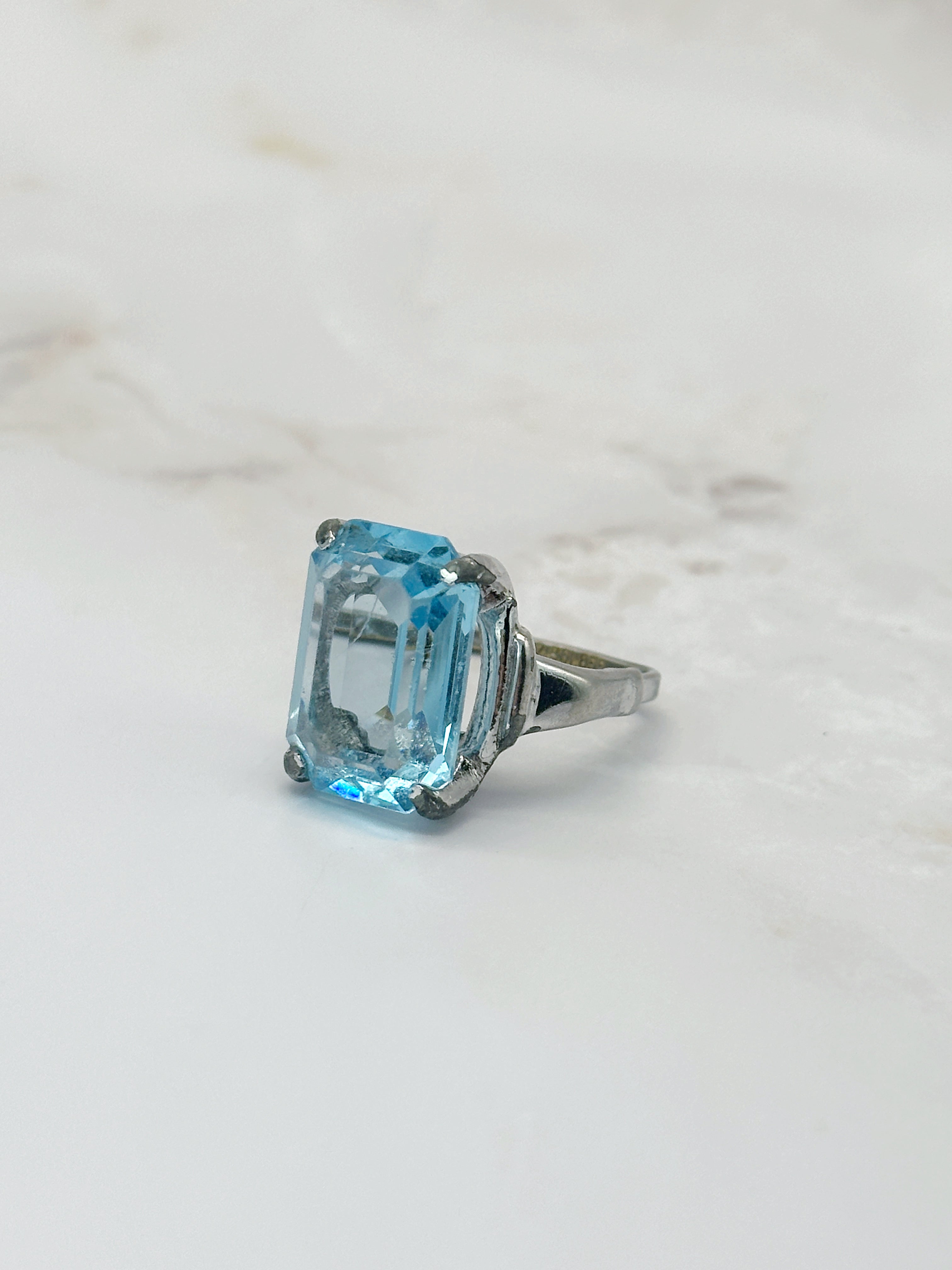 Statement Ring mit großem hellblauen Glasstein