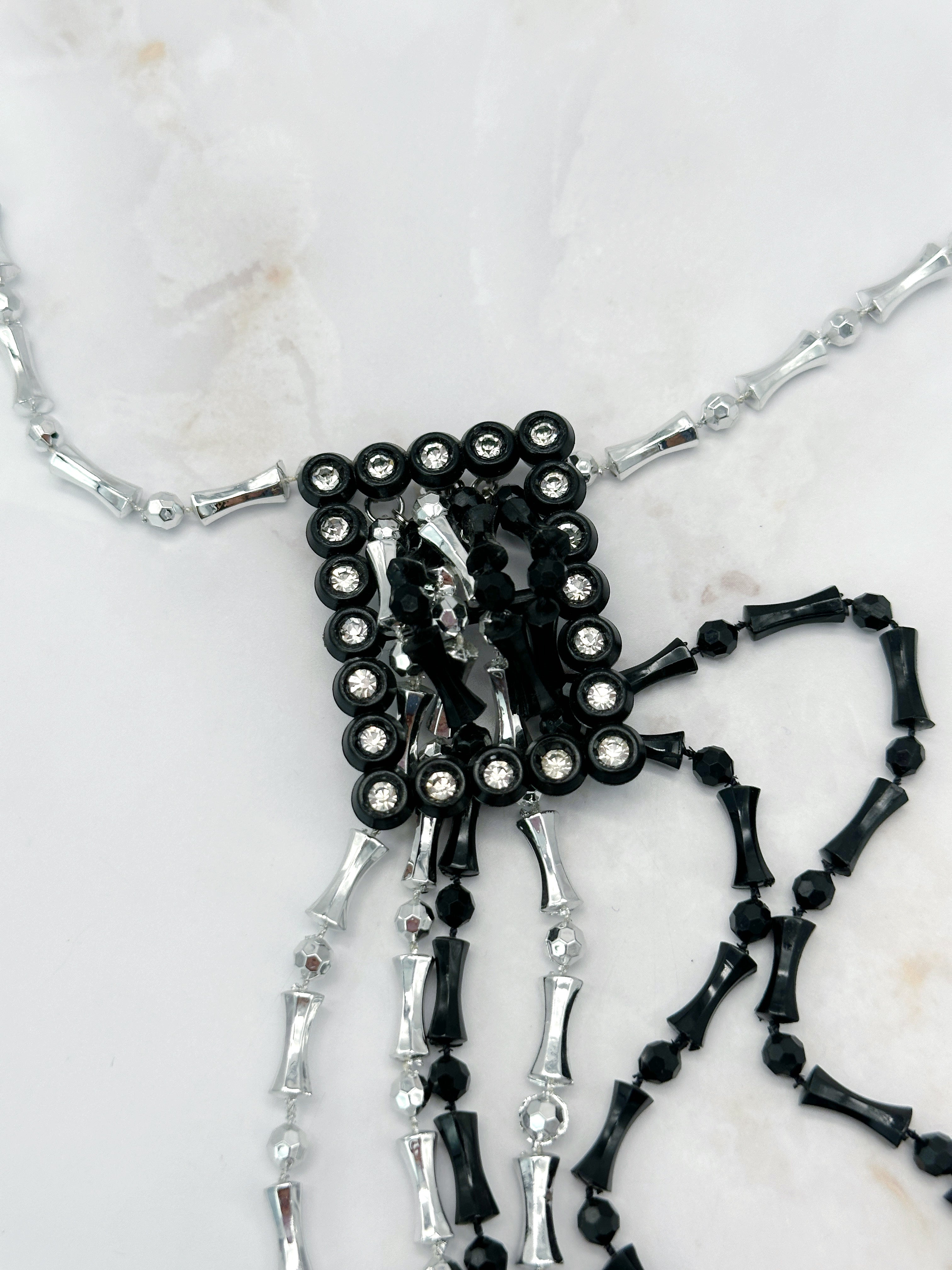 Ausgefallene Halskette mit silberfarbenen Perlen, Strass und Tasseln