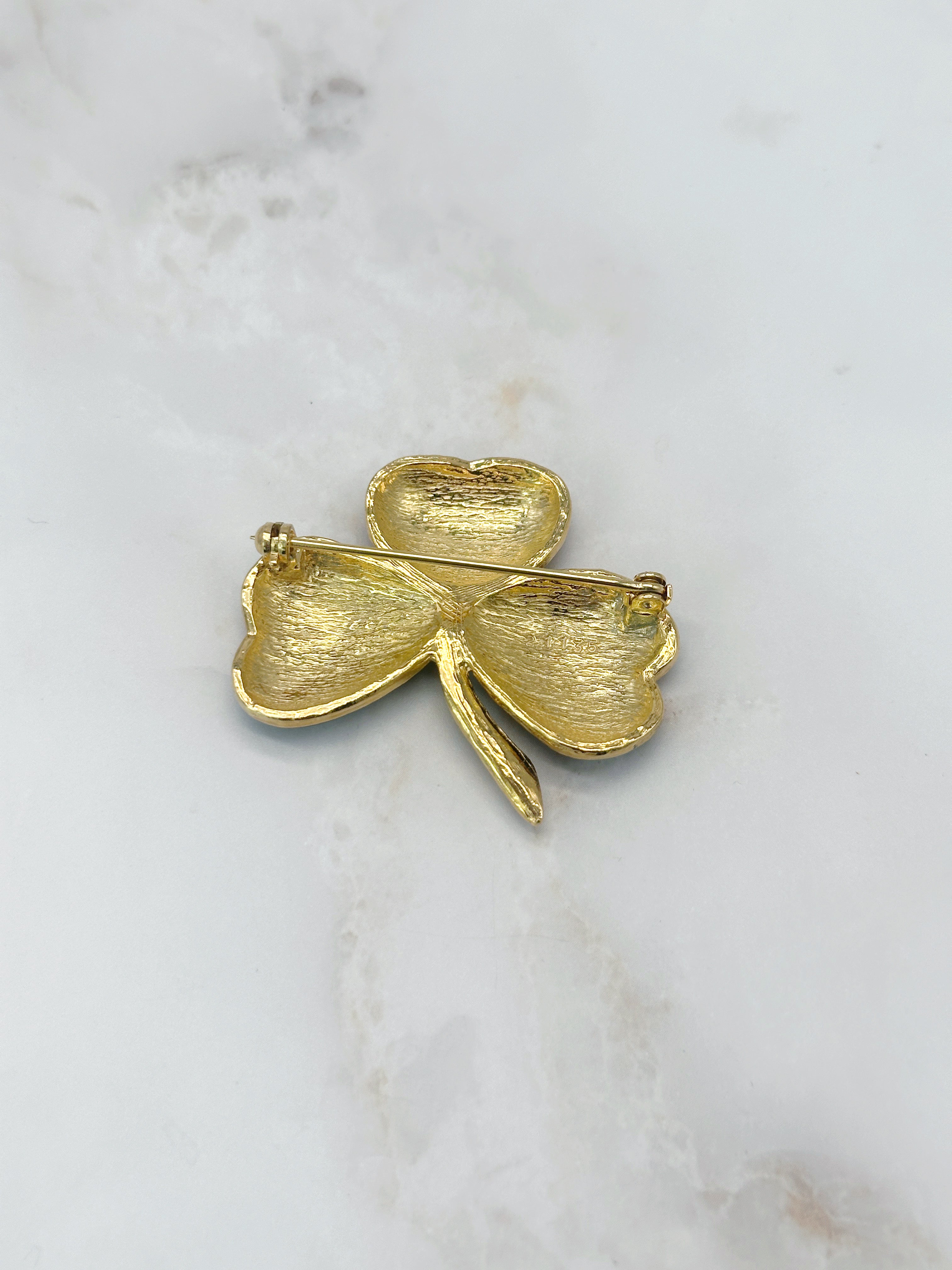 Vergoldete Vintage Brosche Kleeblatt mit roter und schwarzer Emaille