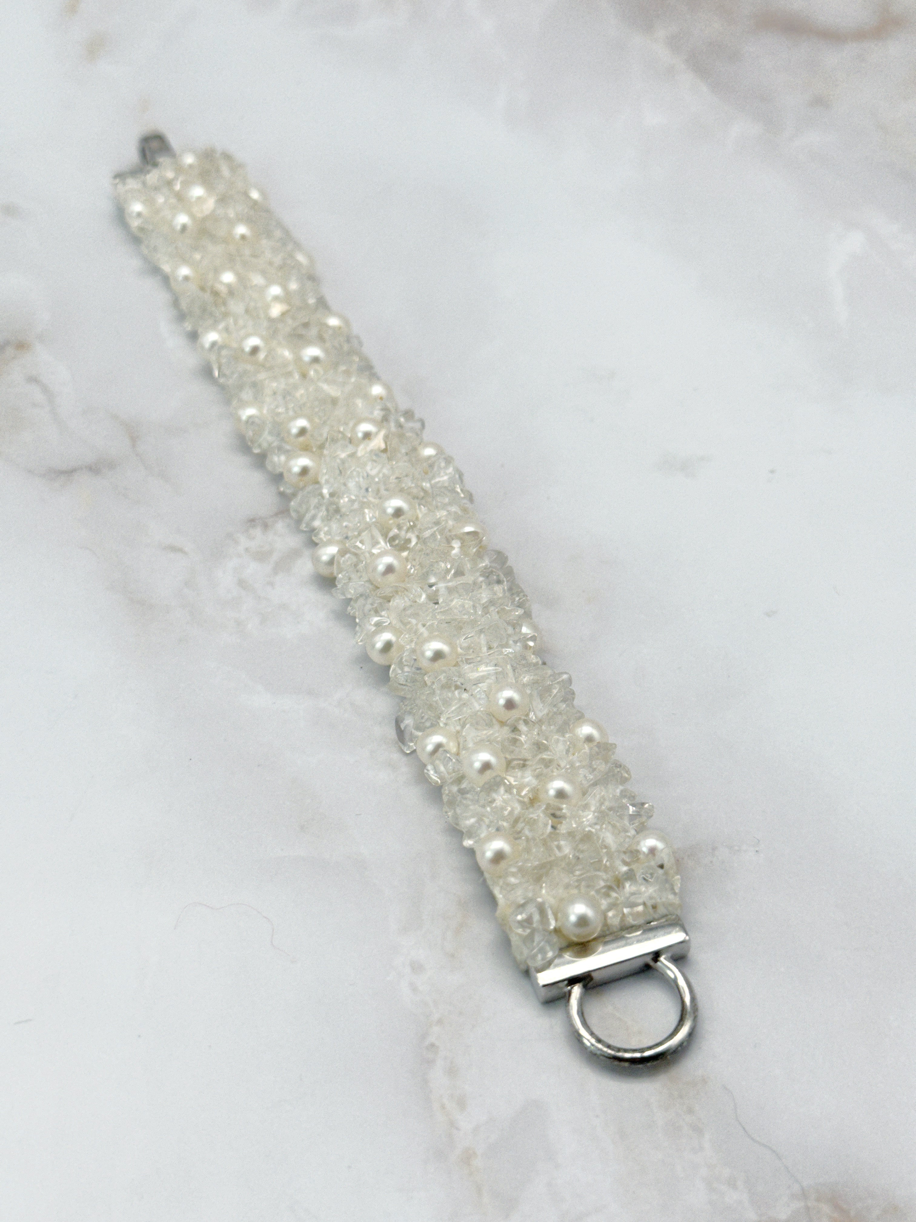 Weißes Vintage Stoff-Armband mit Glaselementen & Perlen