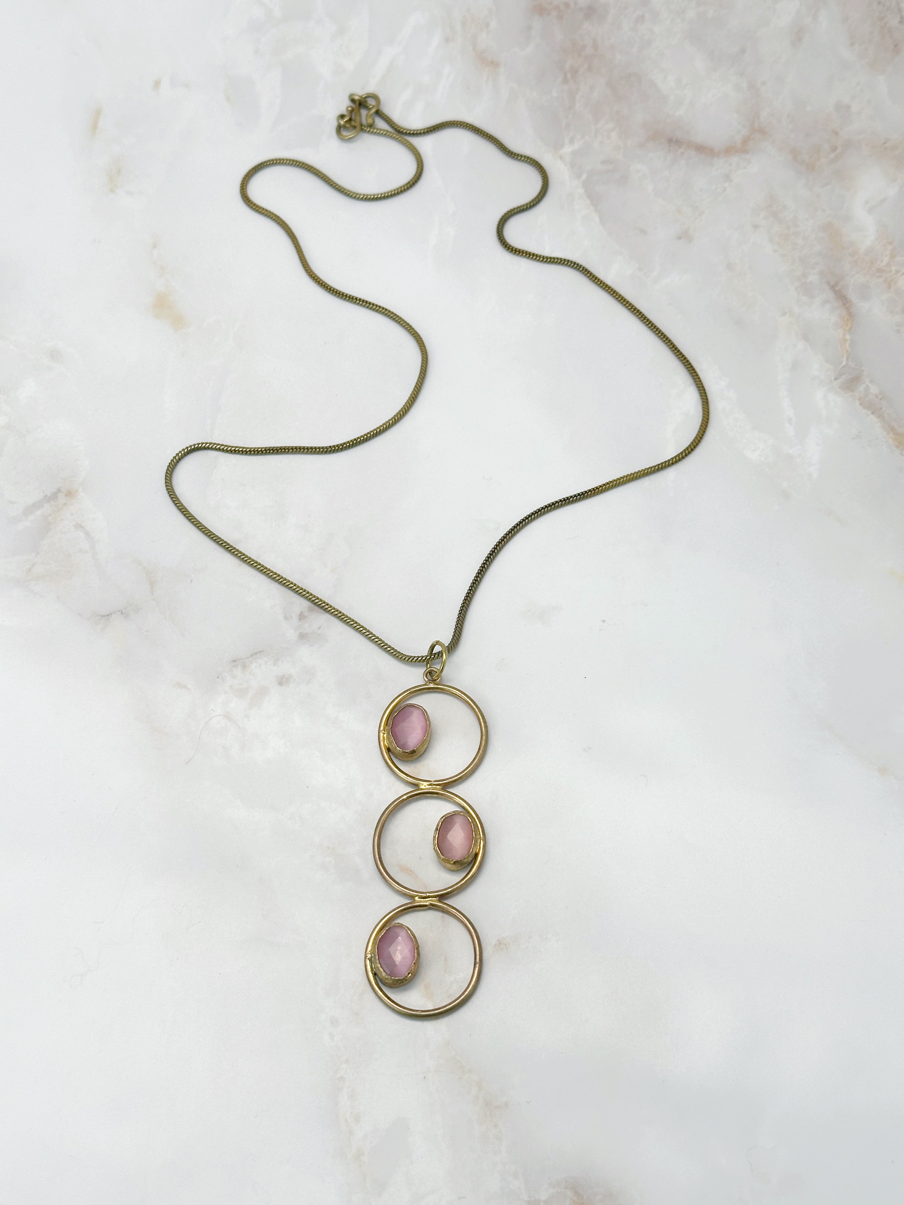 Vintage Anhänger mit drei Kreisen und rosa Glas an Schlangenkette