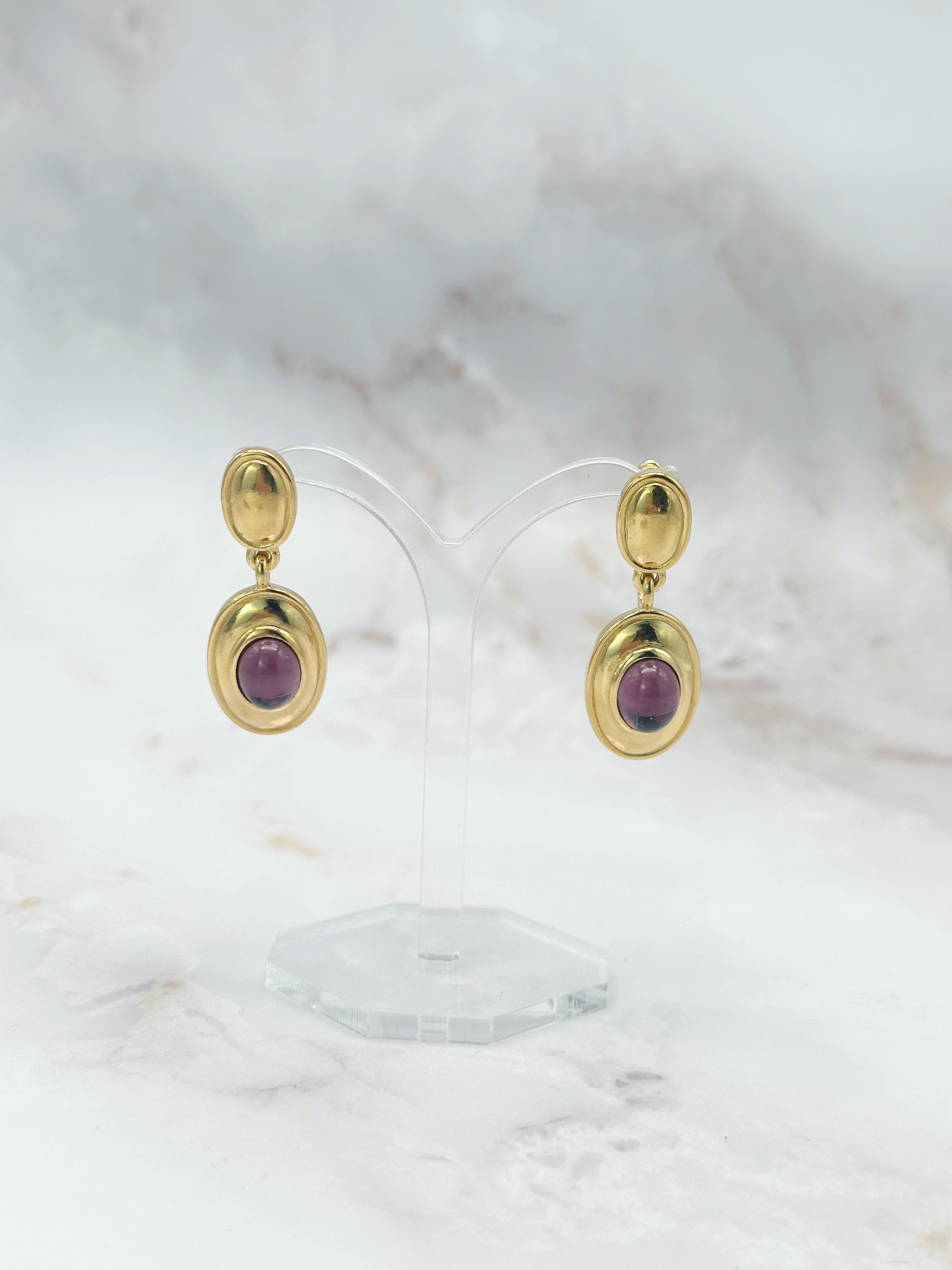 Signierte Vintage Sphinx Ohrgehänge mit violettem Glascabochon