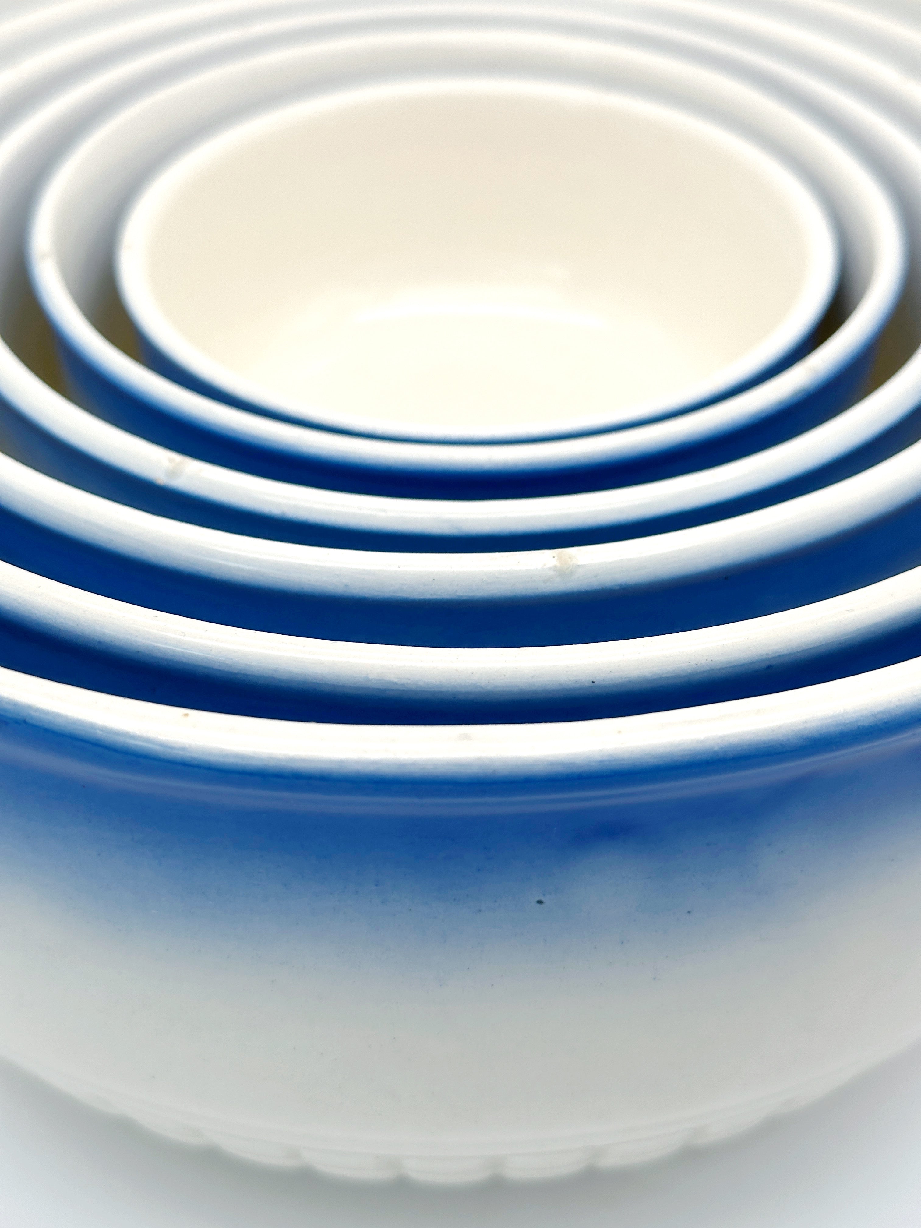 Set aus 6 blauen Schalen mit Spritzdekor, um 1930