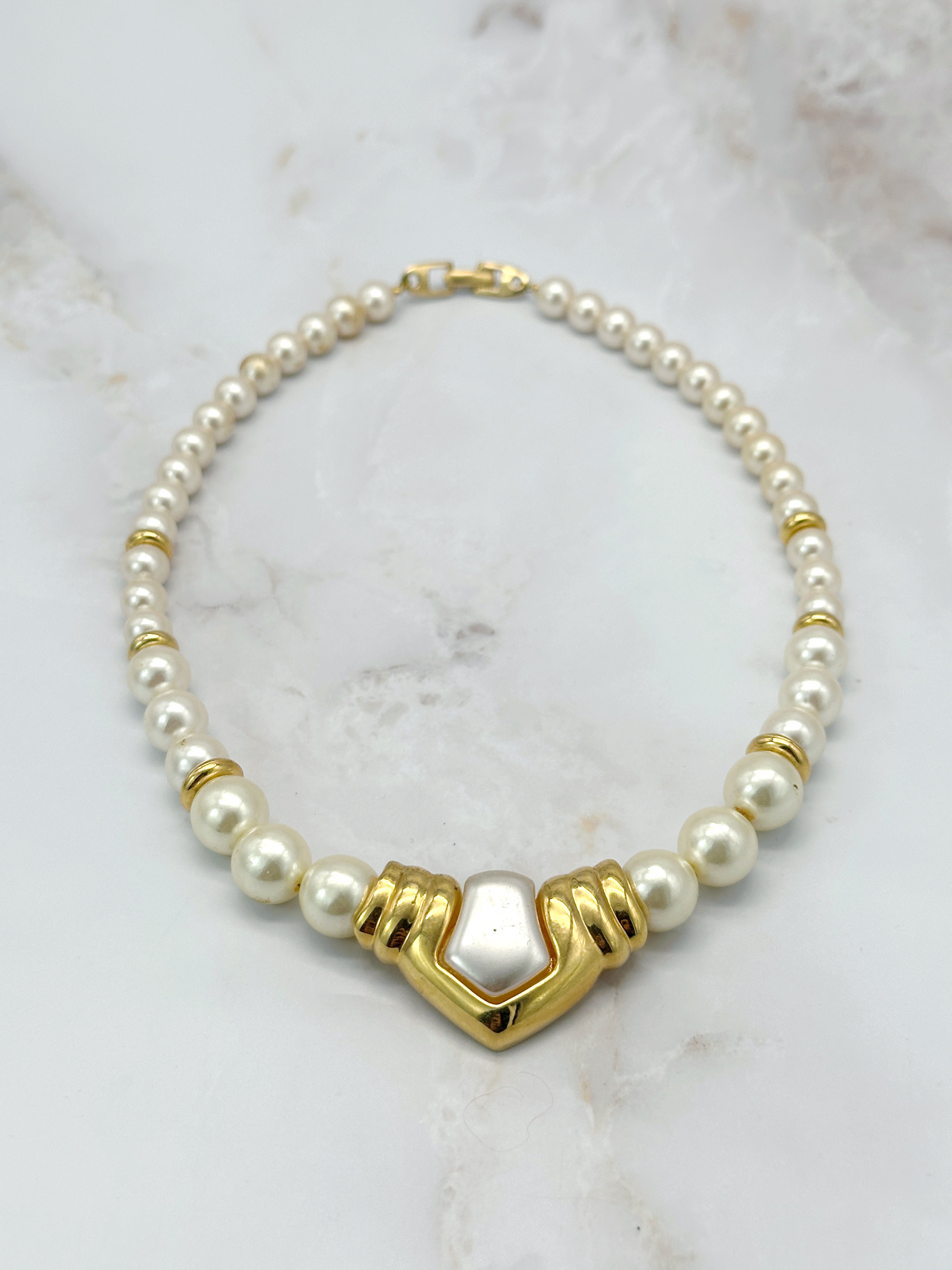 Signierte Vintage Halskette von Napier mit Kunstperlen & dreieckigem Mittelstück