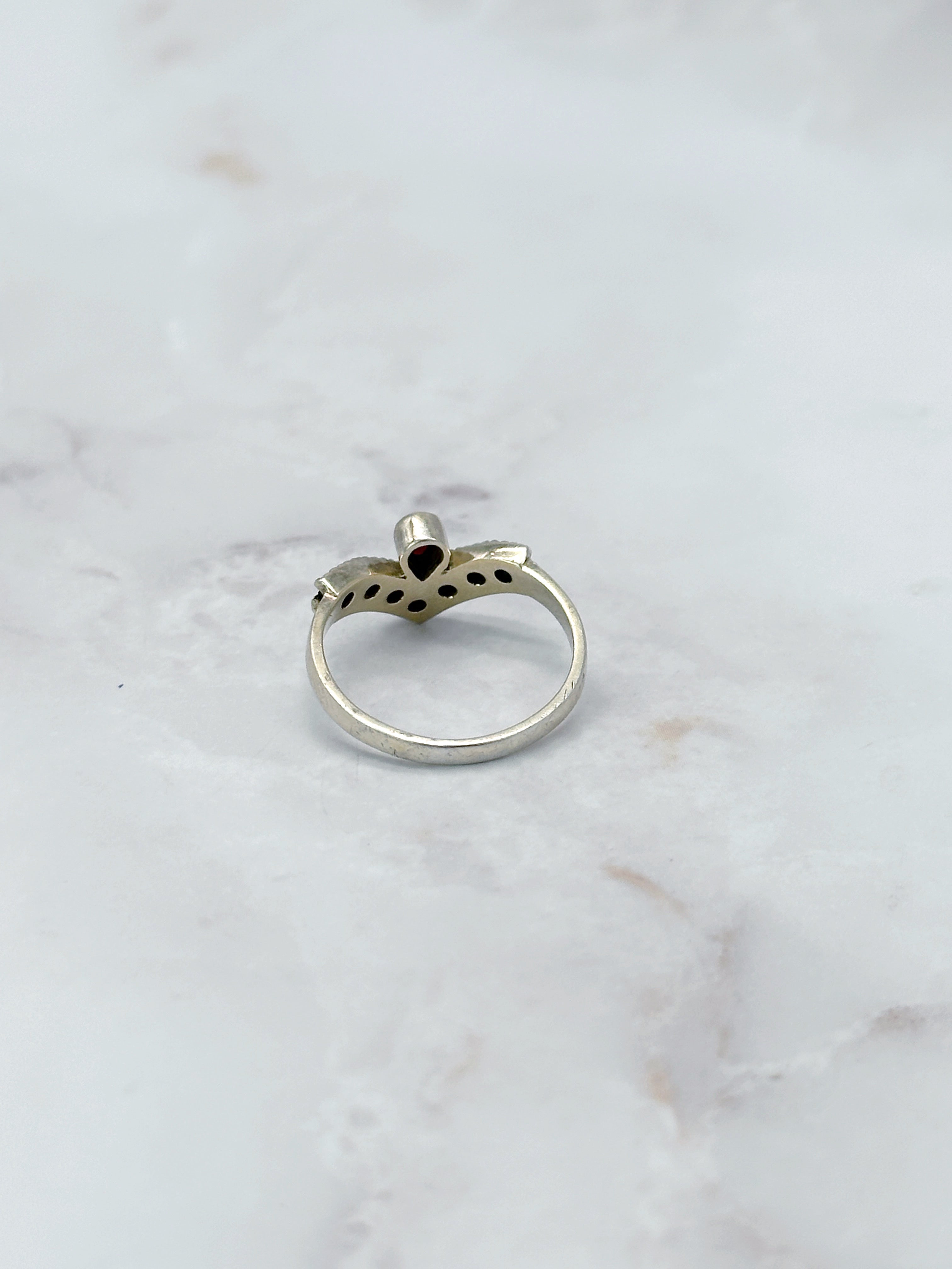 Ausgefallener Ring aus 900 Silber mit Granat