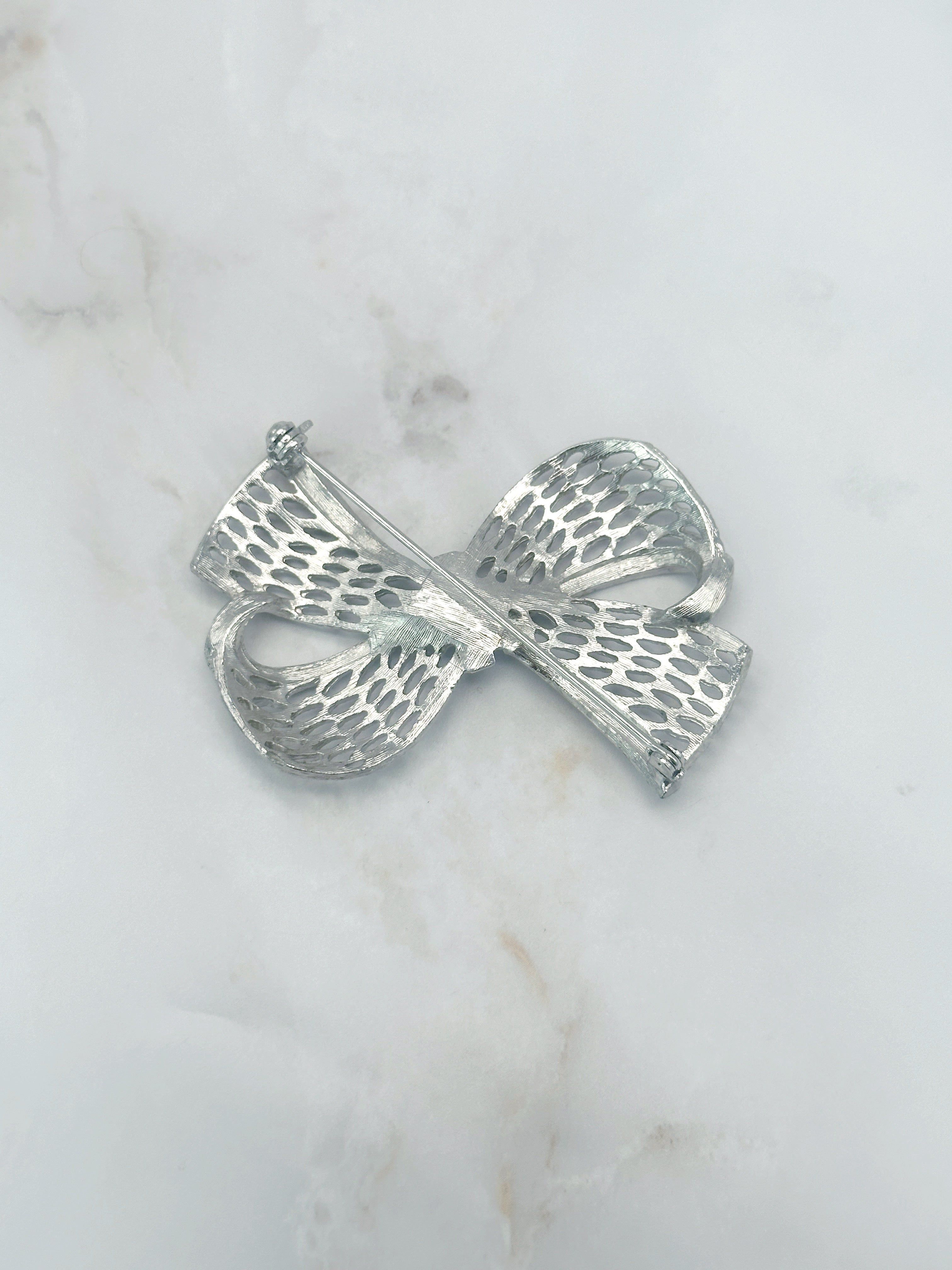 Große silberfarbene Vintage Brosche als Masche rhodiniert