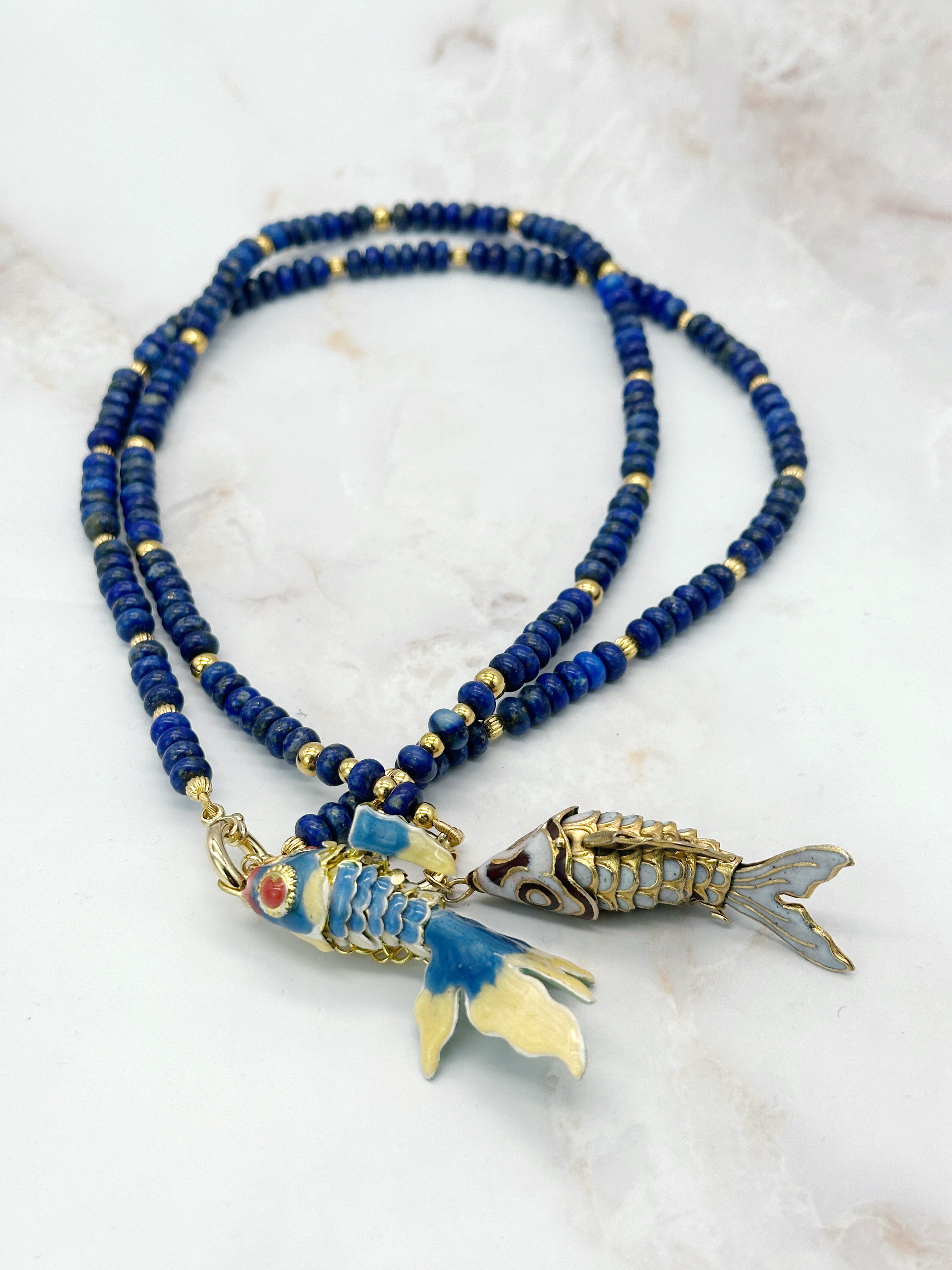 Lapislazuli Halskette mit vergoldeten Elementen und Fisch-Anhänger