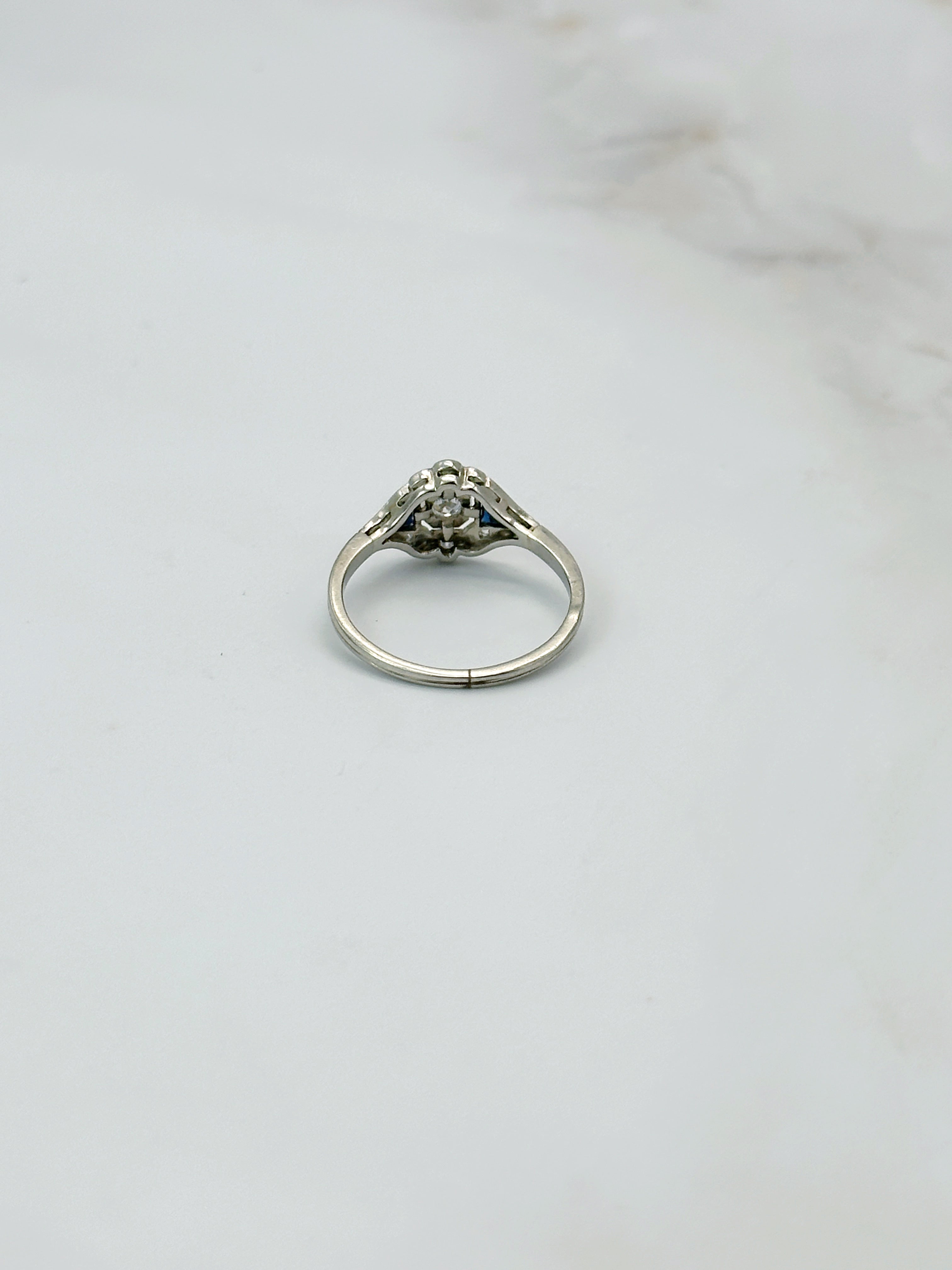Atemberaubender Art Déco Ring in 585 Weißgold mit Diamant und Saphiren