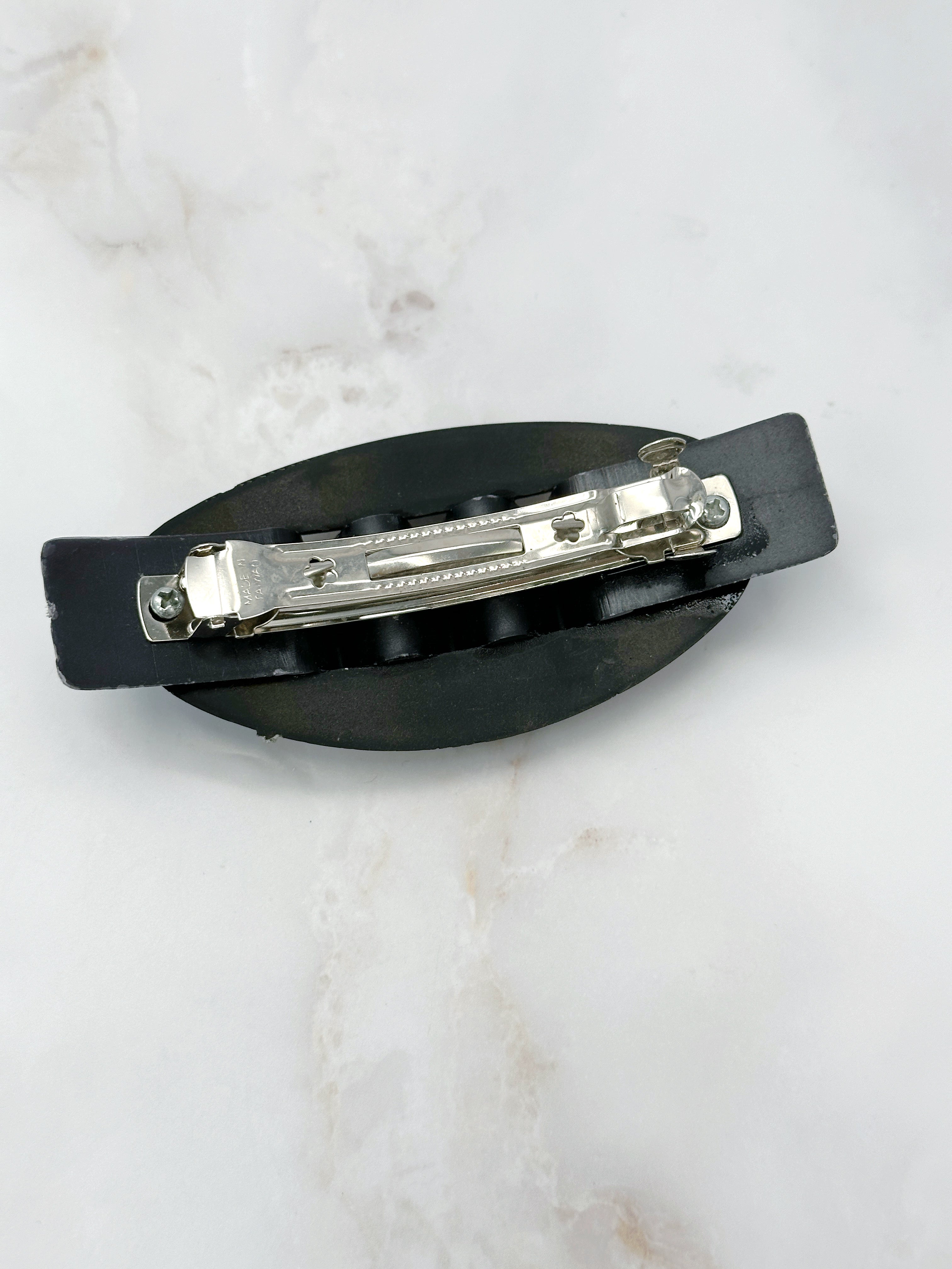 Elegant vintage hair clip oval with gold accent