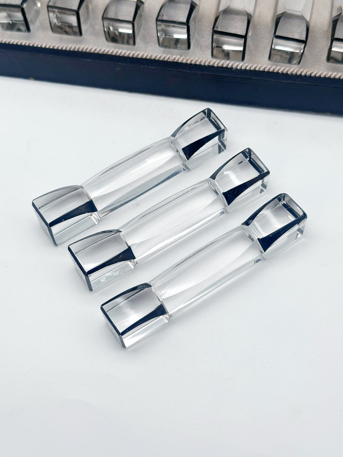 Art Déco Messerbänkchen aus geschliffenem Kristallglas und Silber – Holland um 1930