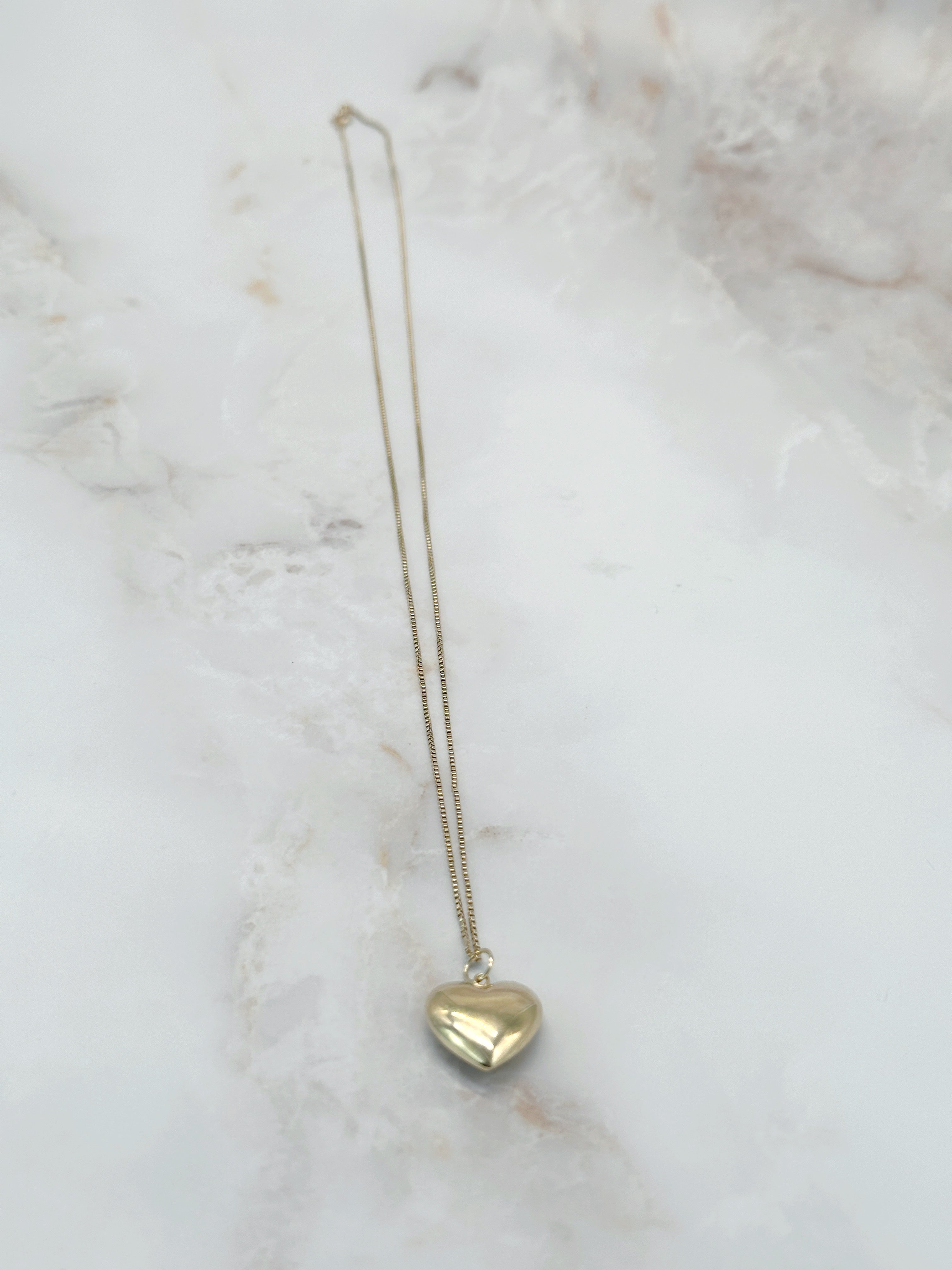 Zeitlose Goldkette mit glattem Herzanhänger