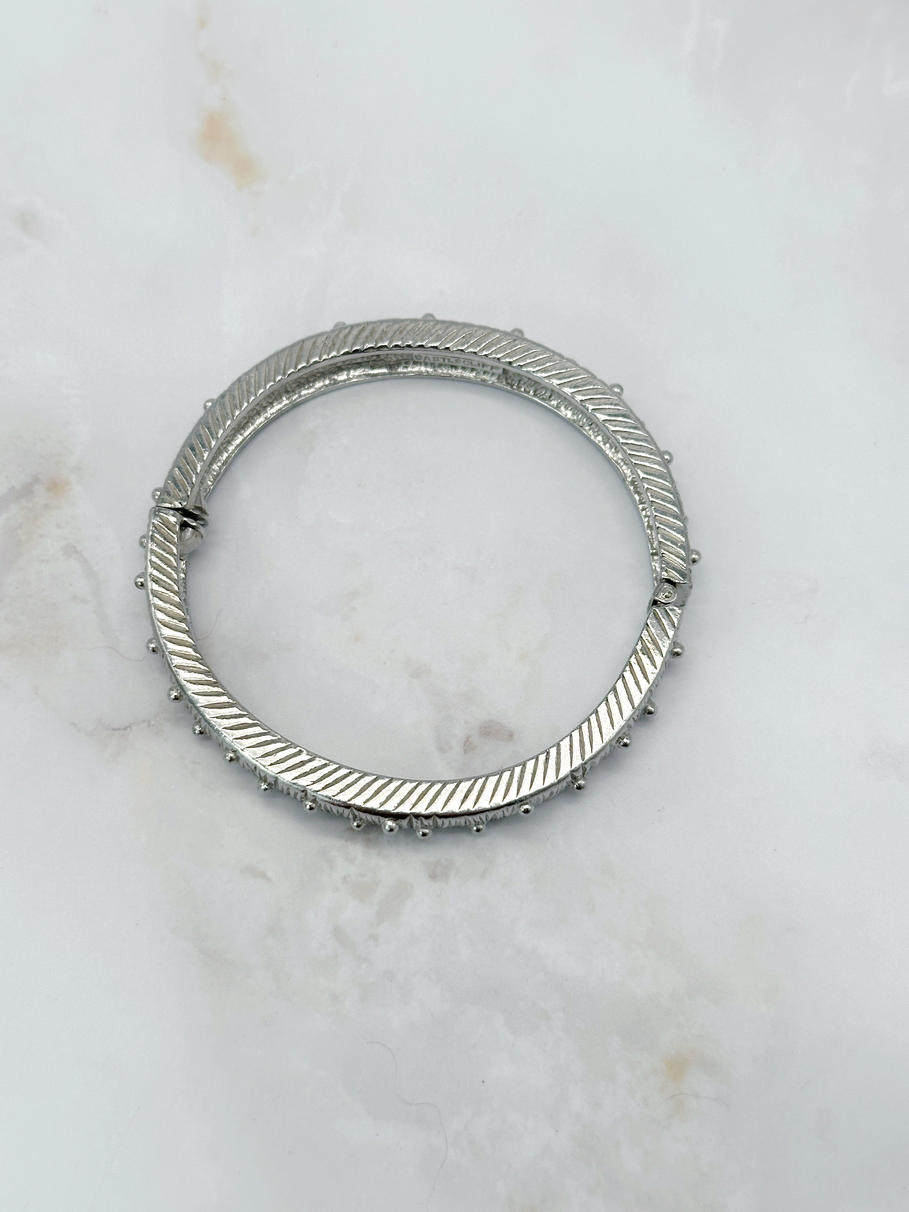 Klappbare Vintage Armspange in Silberoptik mit Nieten-Besatz