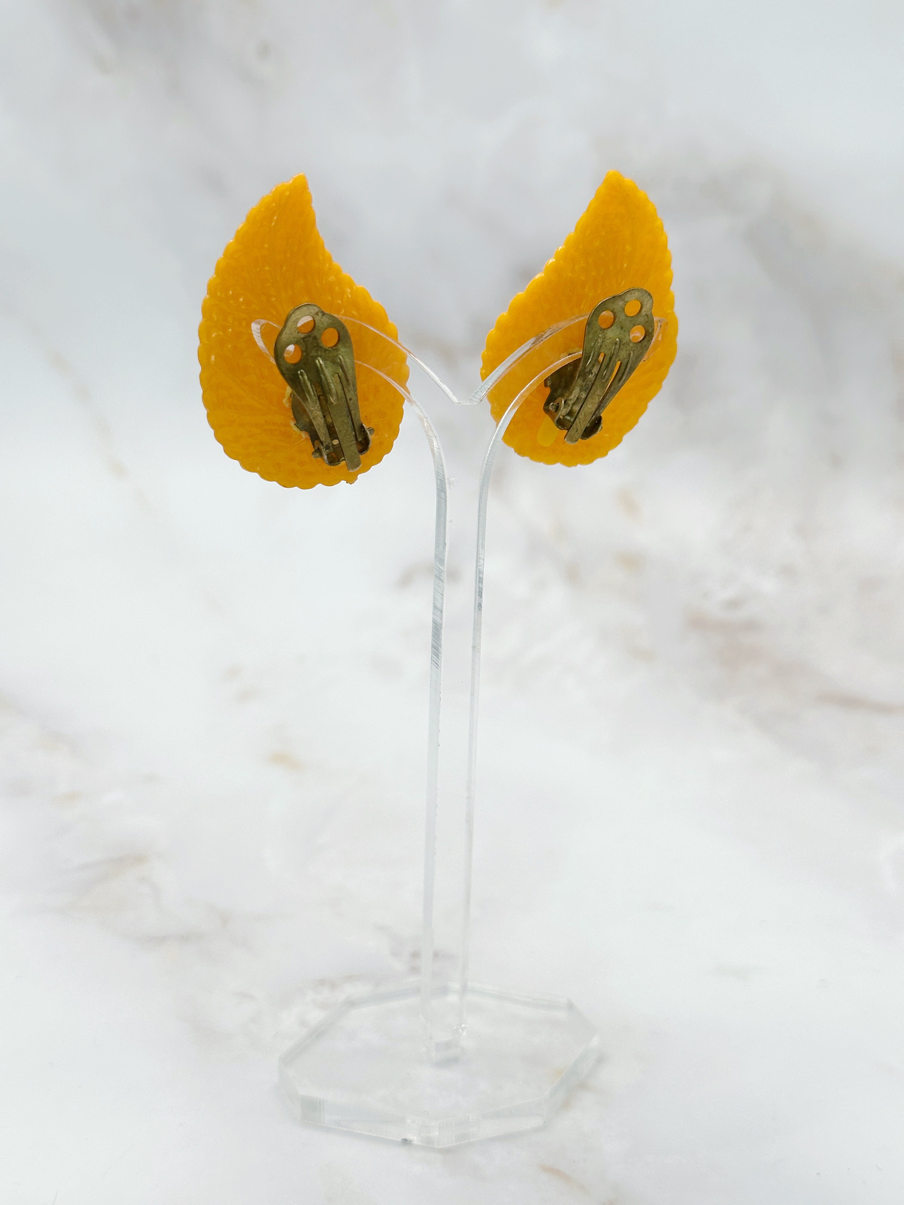 Vintage Blatt Ohrclips Orange Lucite