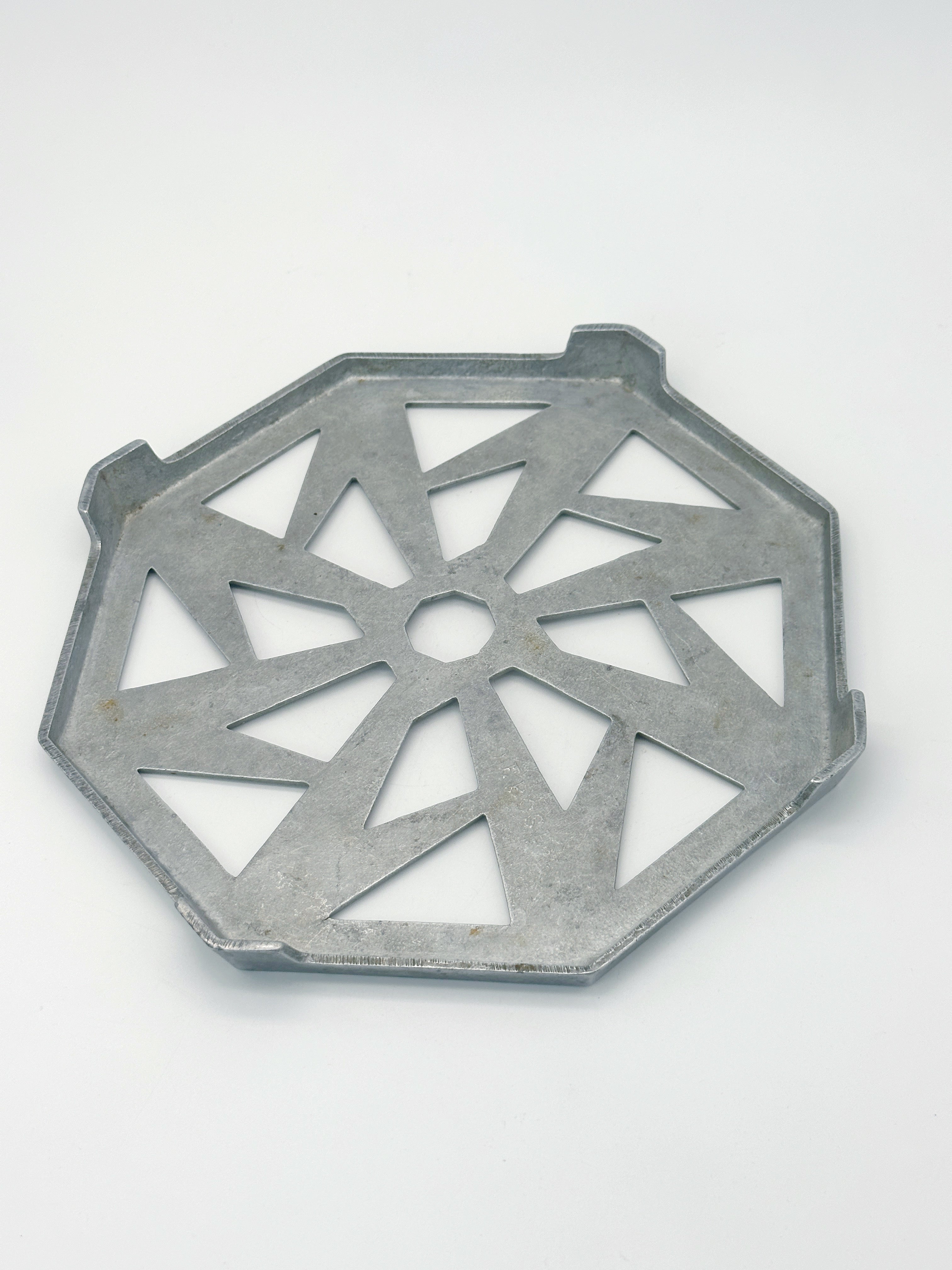 Untersetzplatte aus Metall mit geometrischem Muster um 1930
