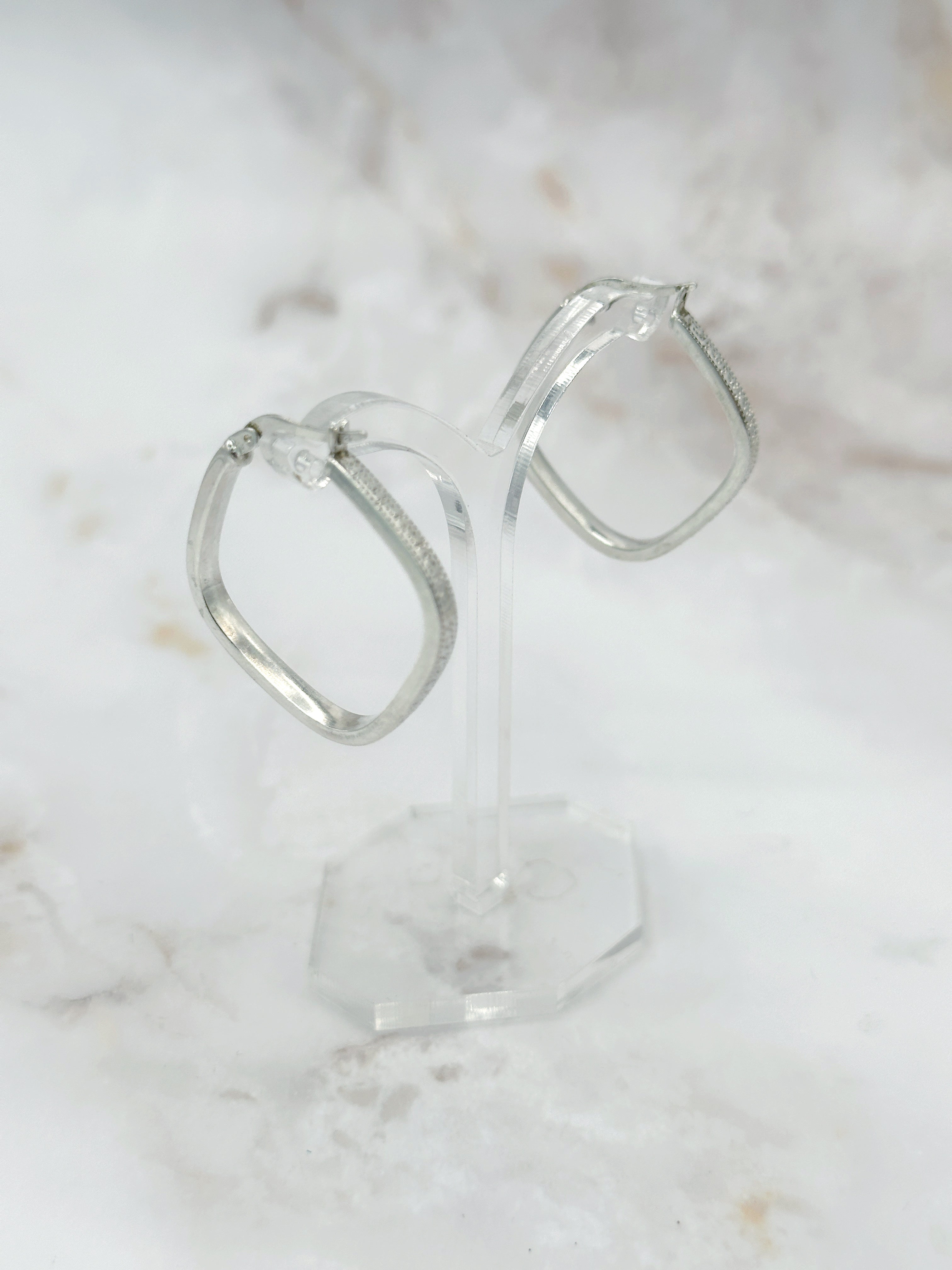 Moderne eckige Creolen aus 925 Silber mit griechischem Muster