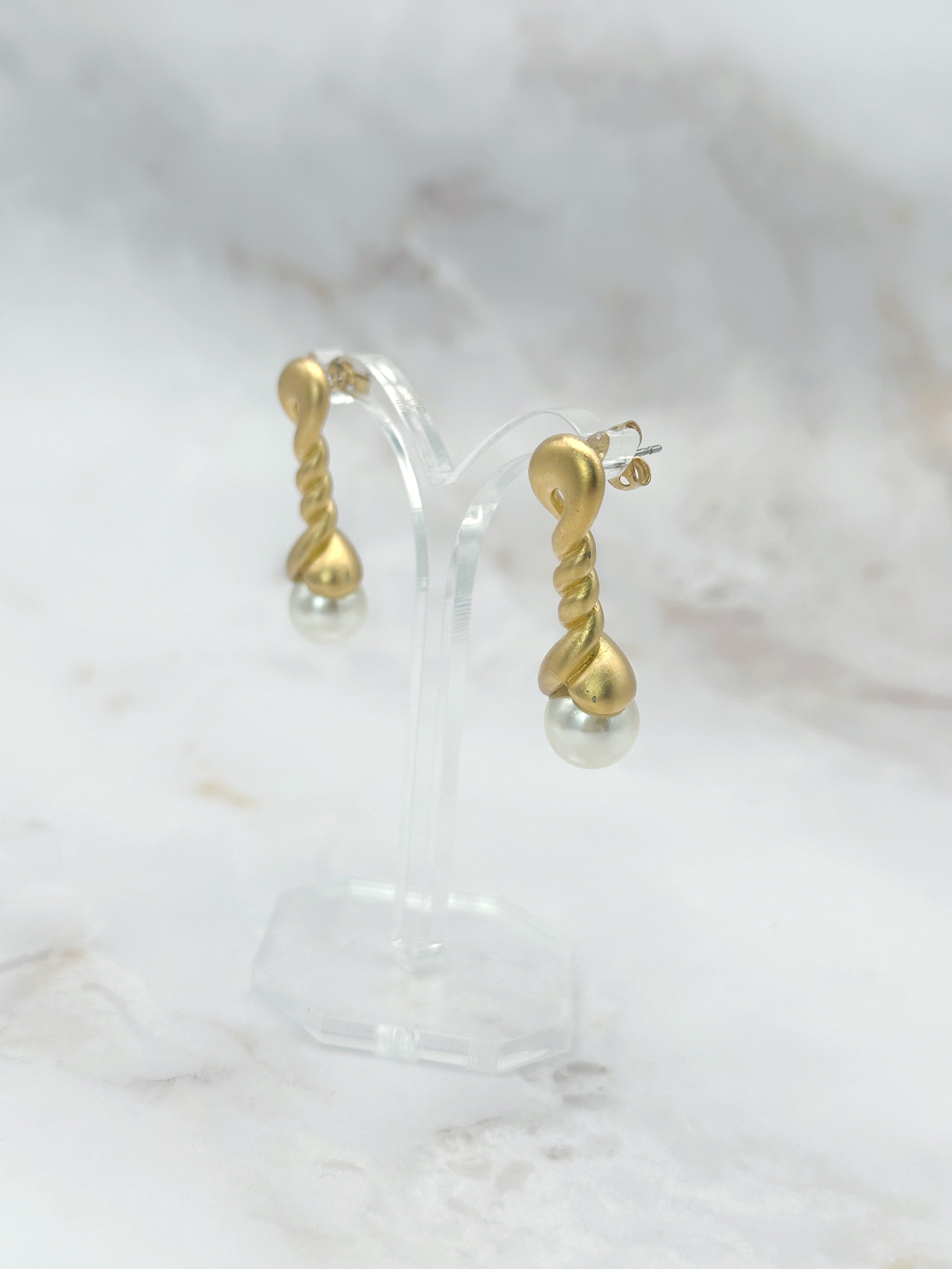 Matte vergoldete Ohrgehänge in gedrehter Optik mit Kunstperle