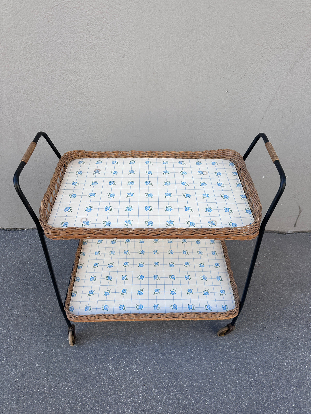 Mid-Century Servierwagen mit abnehmbaren Tabletts und Korbgeflecht