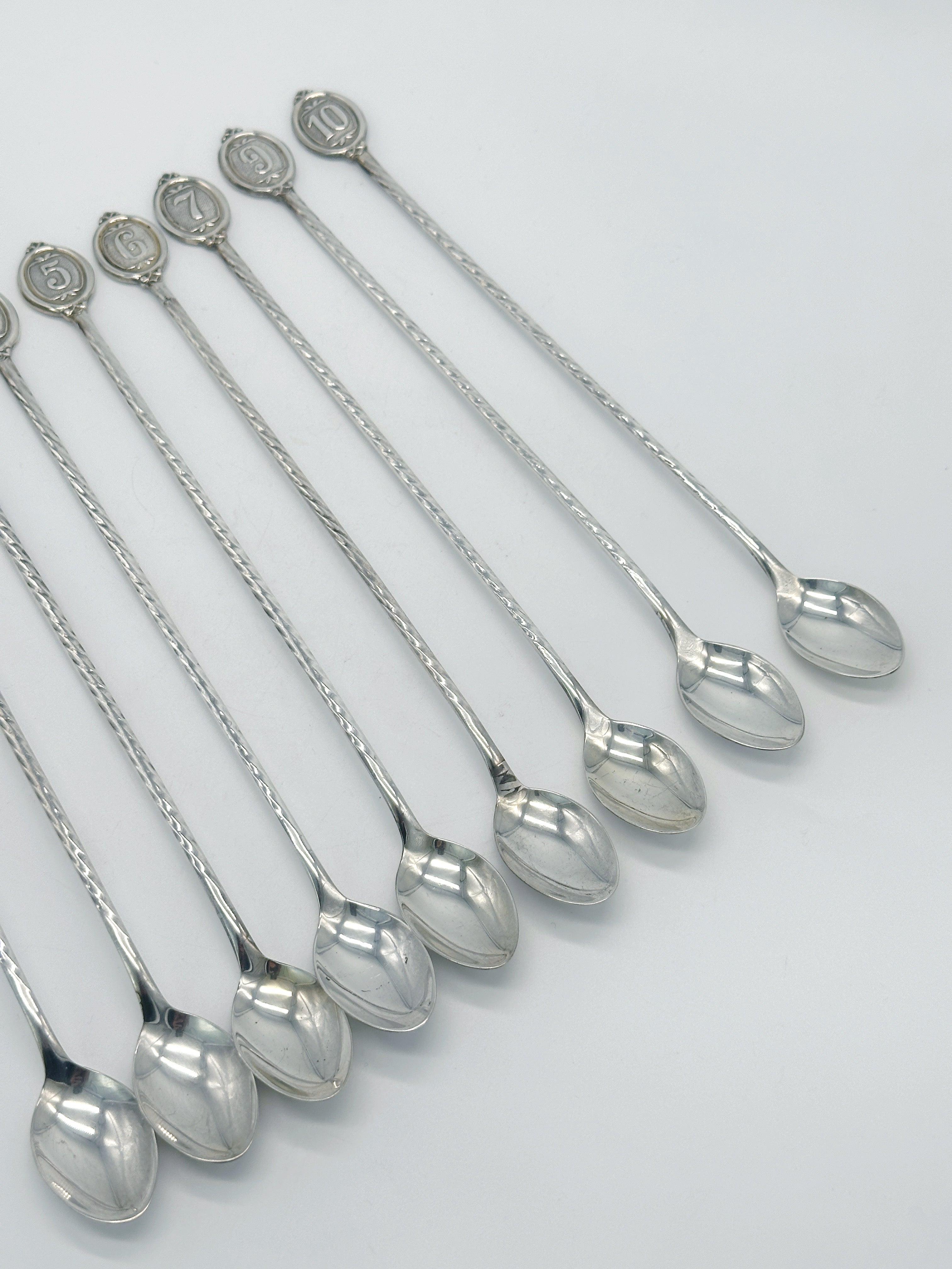 9 versilberte Cocktaillöffel mit individueller Nummerierung