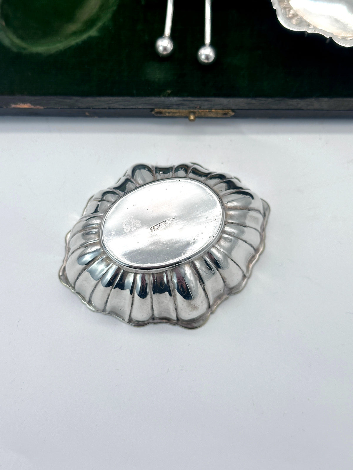 Antikes Salzset aus England mit versilberten Schalen und Muschellöffeln in Originalbox