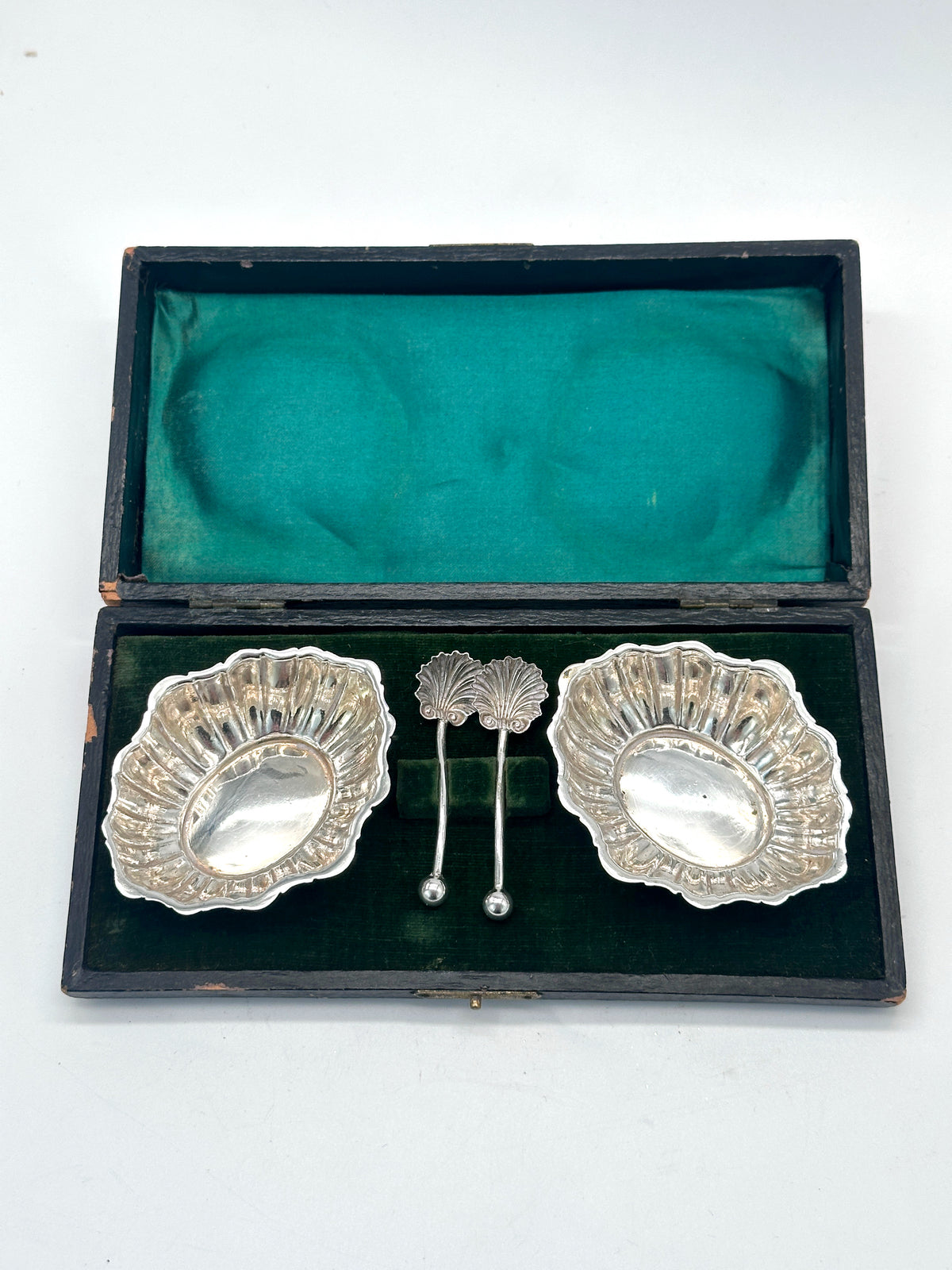 Antikes Salzset aus England mit versilberten Schalen und Muschellöffeln in Originalbox