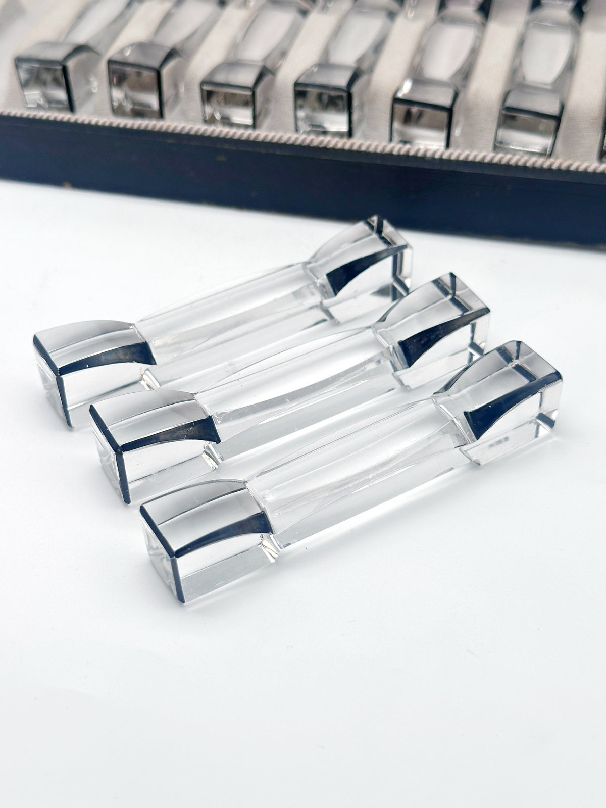 Art Déco Messerbänkchen aus geschliffenem Kristallglas und Silber – Holland um 1930