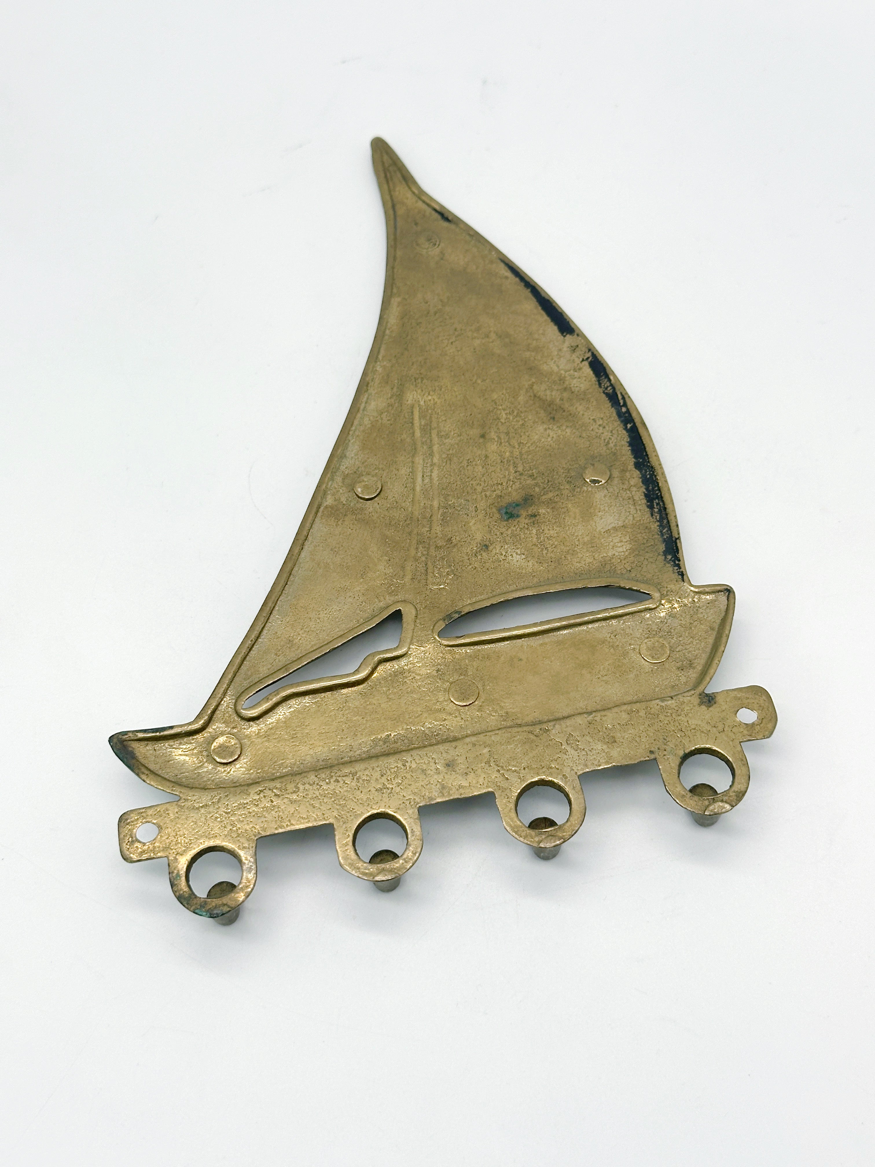 Schlüsselbrett aus Messing in Segelbootform
