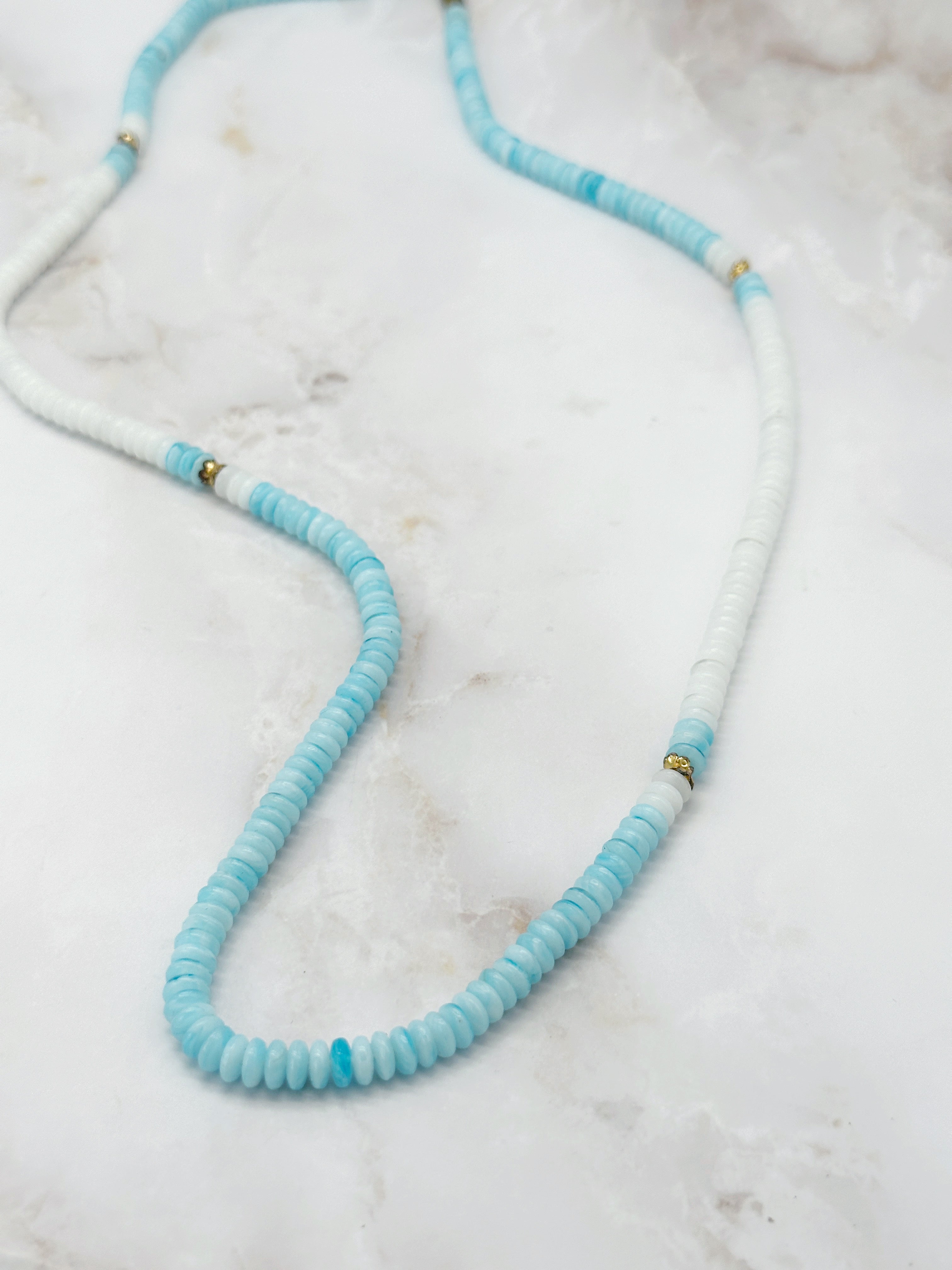 Vintage Halskette mit hellblauen und weißen Glasscheiben