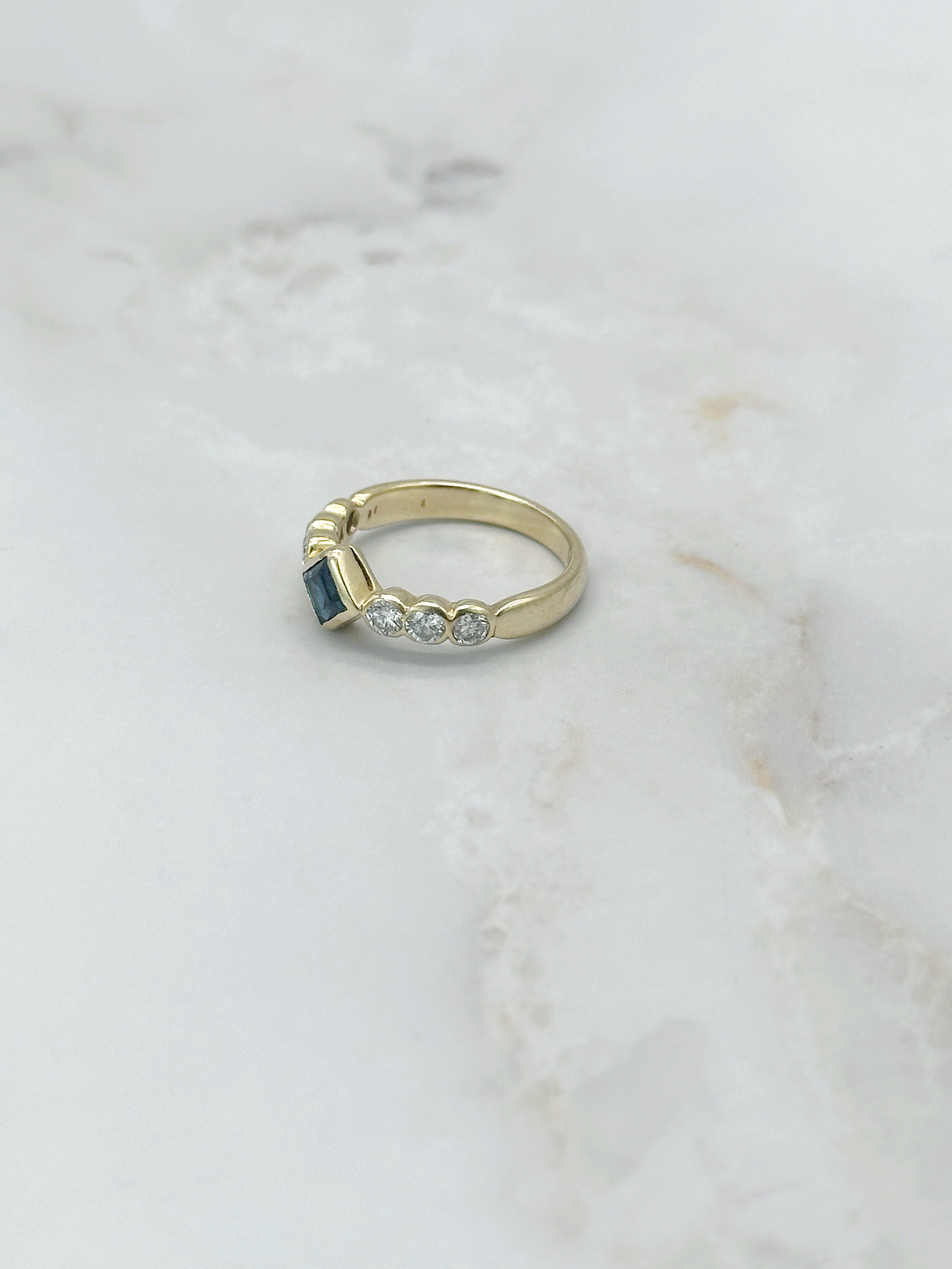 Vintage Ring in 750 Gelbgold mit quadratischem Saphir und Diamanten